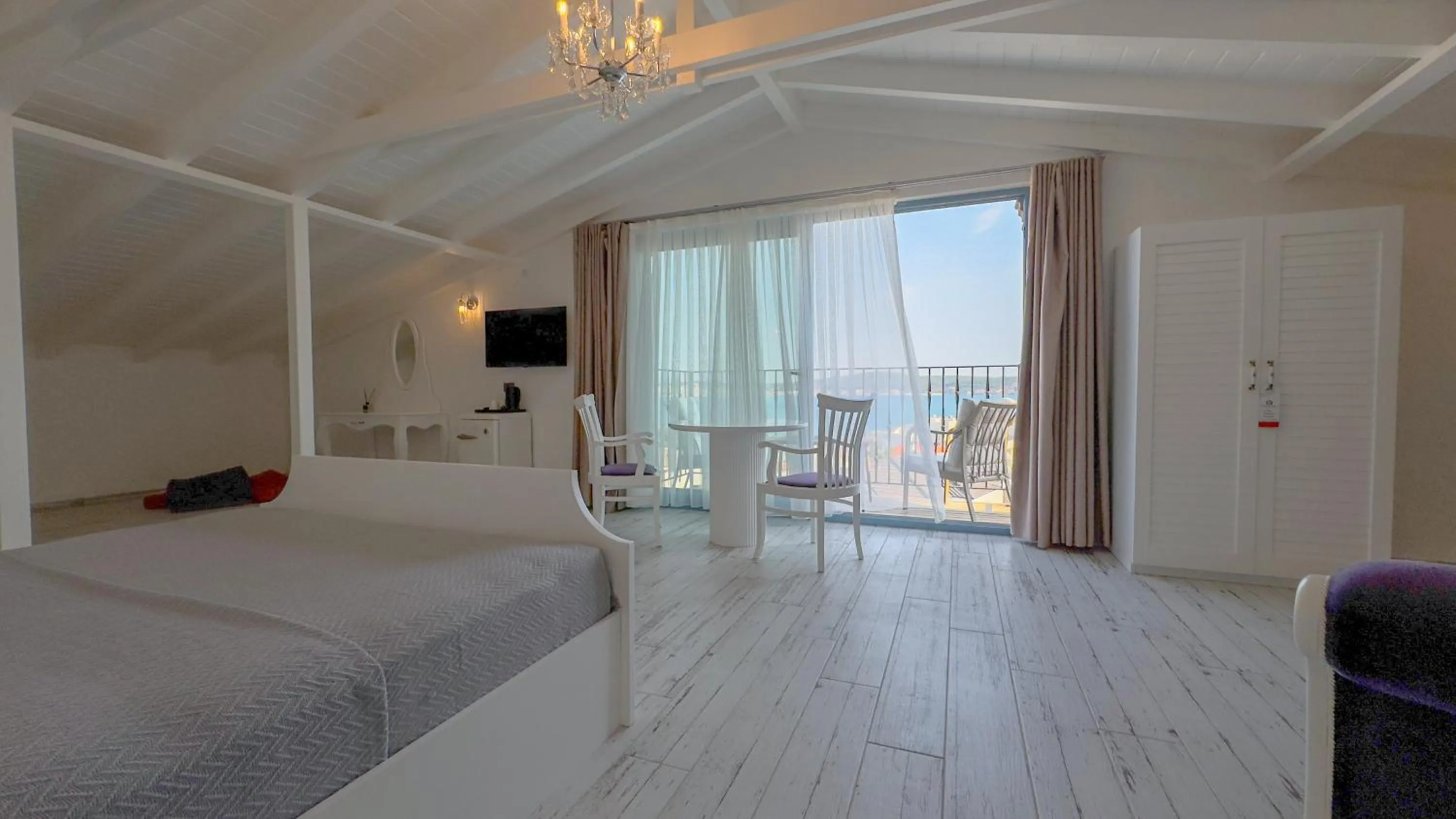 Bed in Cunda Nisa Otel