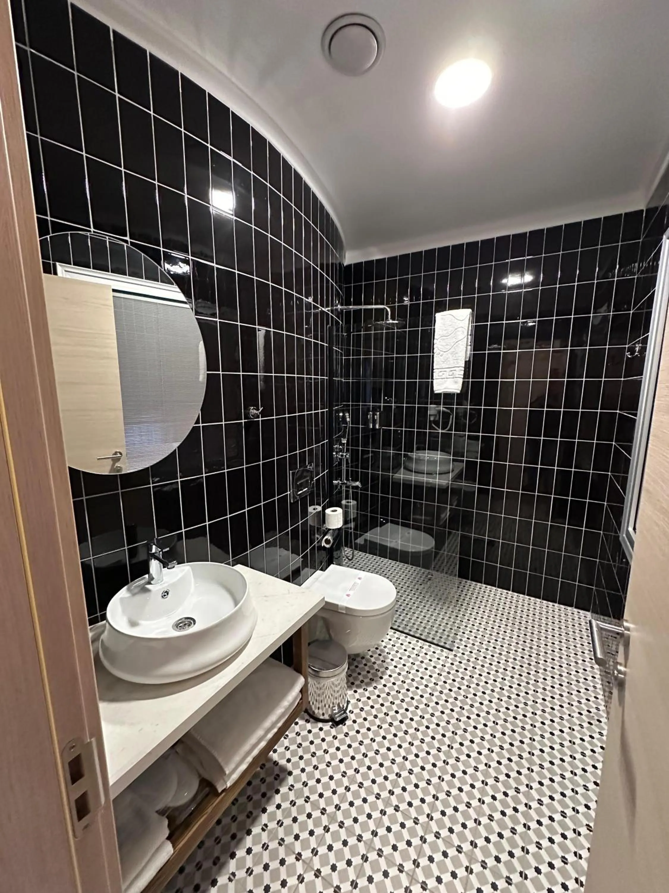 Shower in Cunda Nisa Otel