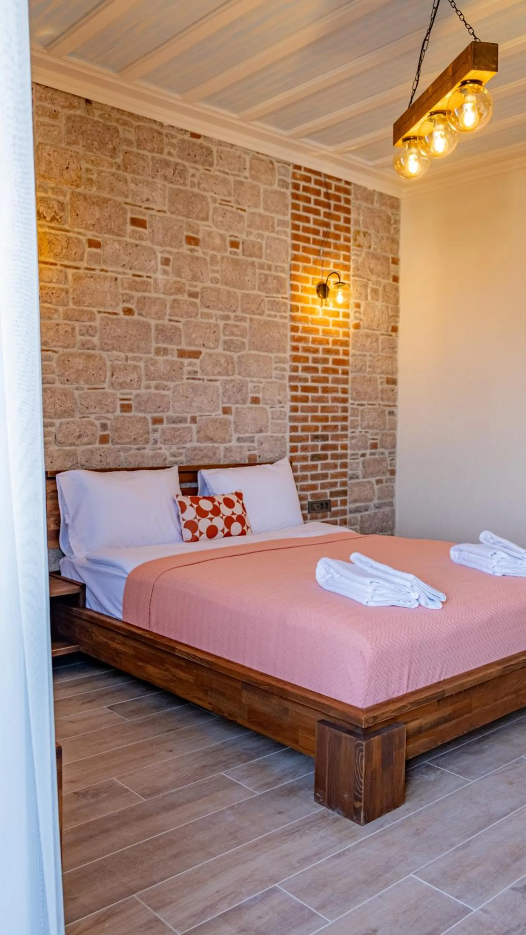 Photo of the whole room, Bed in Cunda Nisa Otel