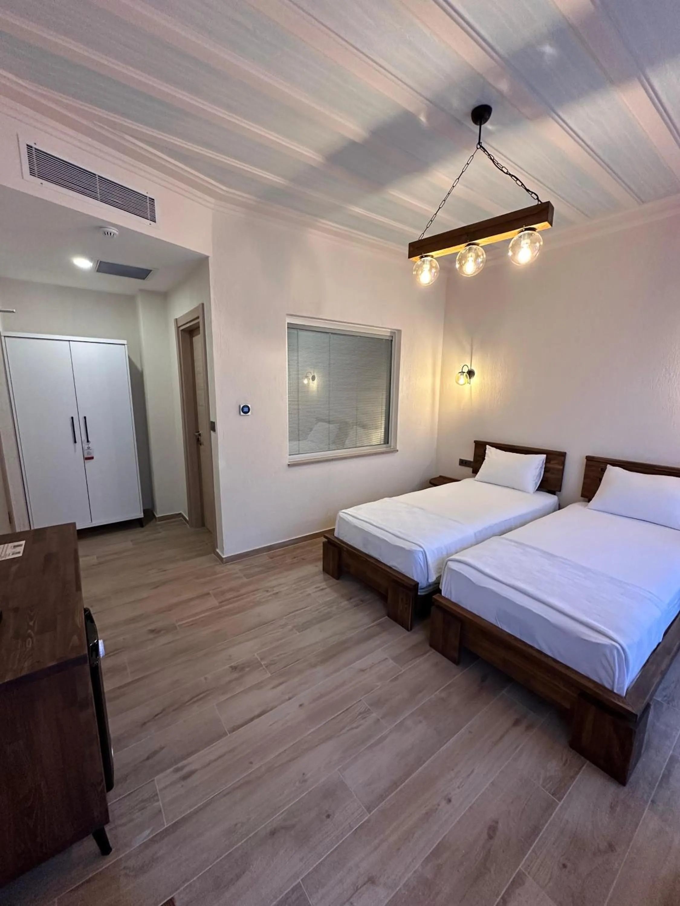 Photo of the whole room, Bed in Cunda Nisa Otel