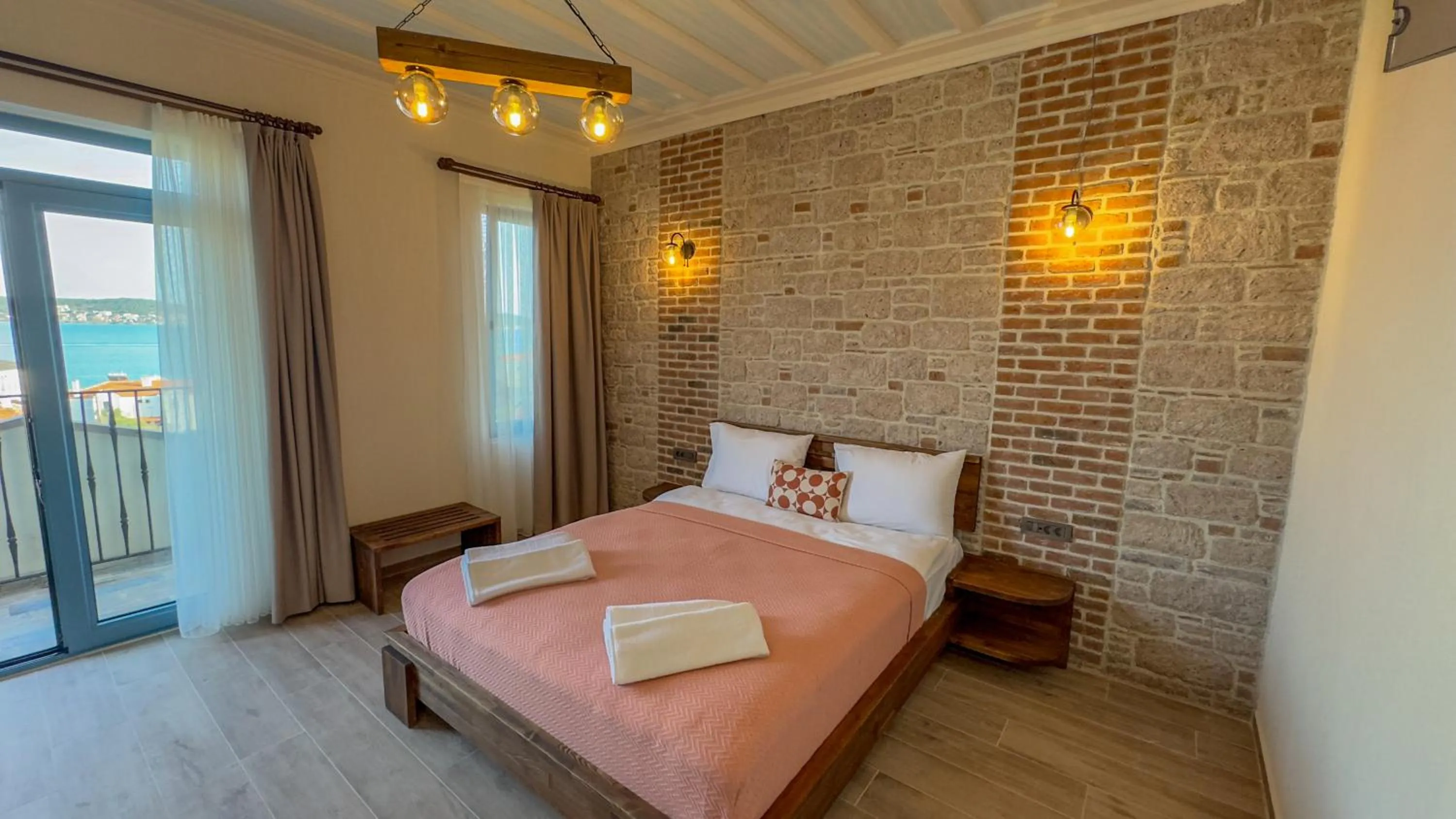 Photo of the whole room, Bed in Cunda Nisa Otel
