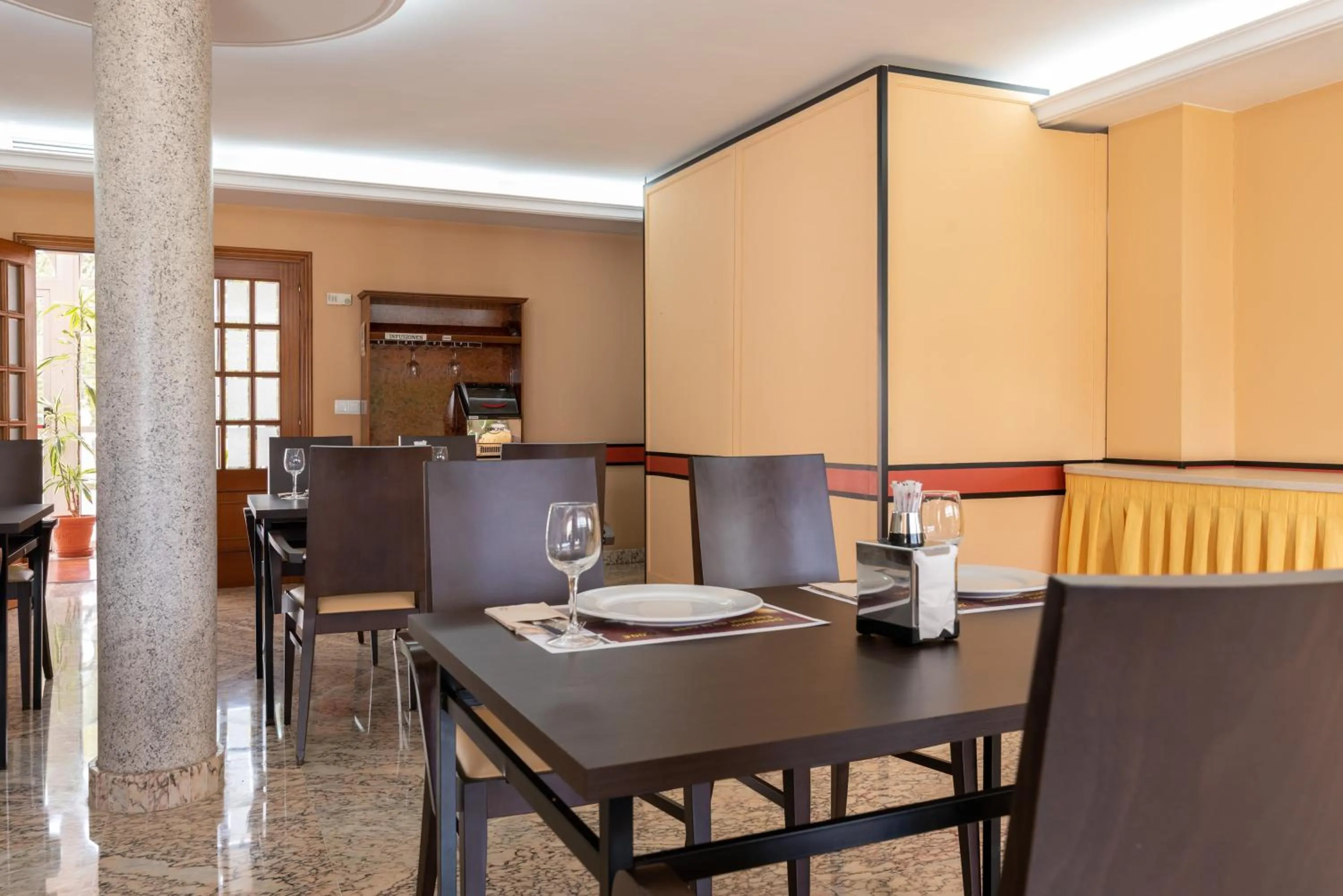 Restaurant/places to eat in Hotel Castro