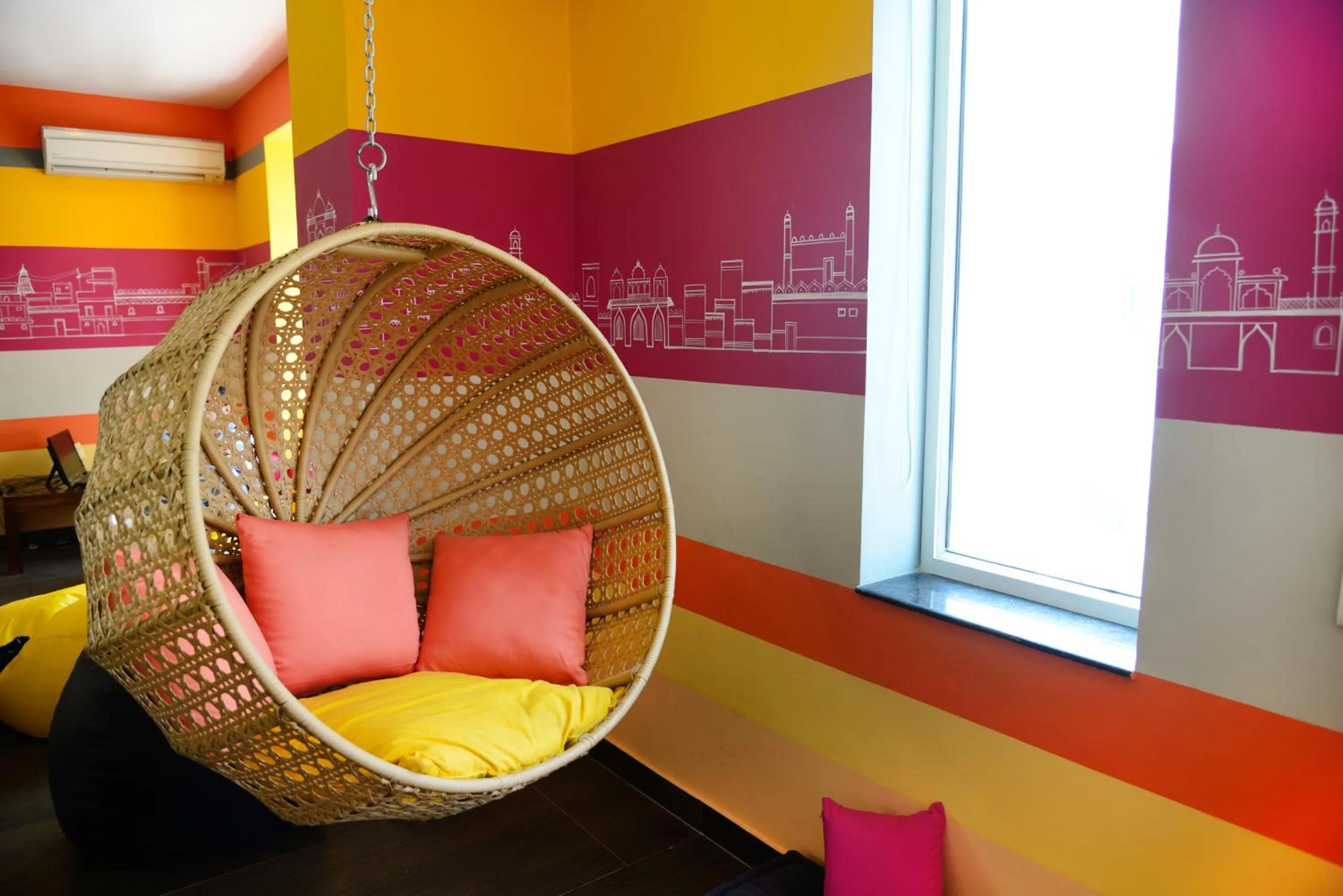 Communal lounge/ TV room, Bed in Zostel Jaipur