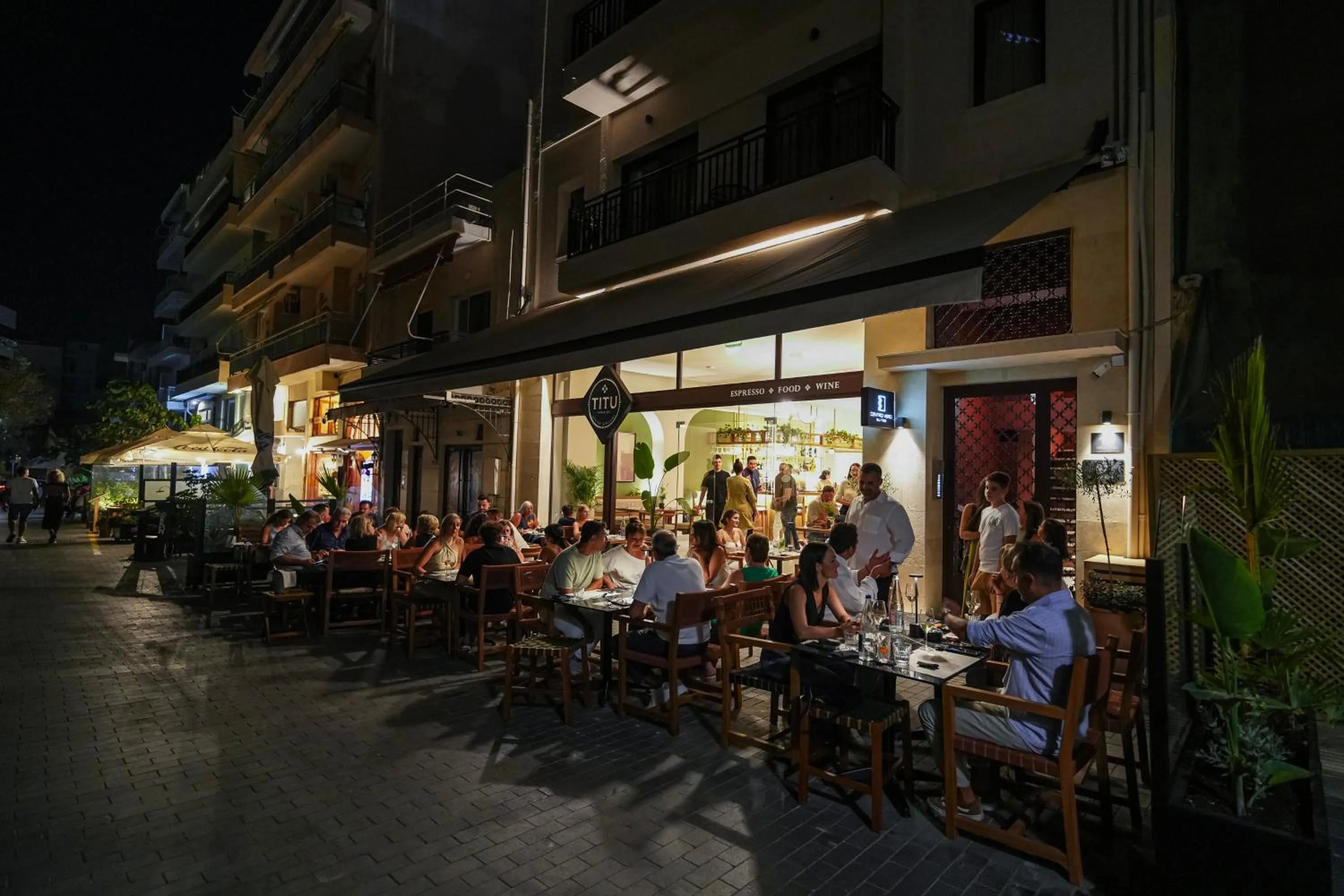 Restaurant/places to eat in Centro Vero Suites by Omilos Hotels