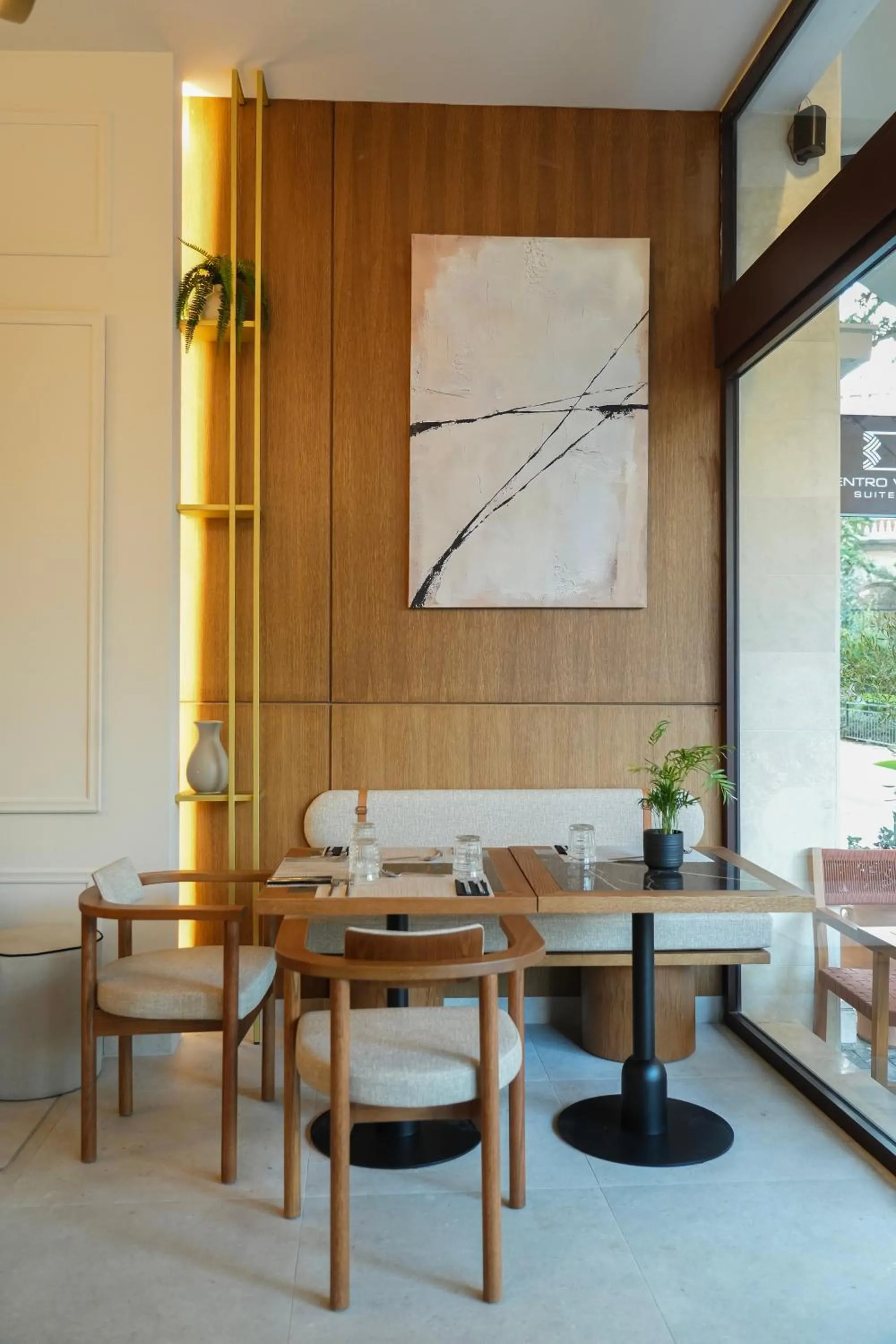 Restaurant/places to eat in Centro Vero Suites by Omilos Hotels