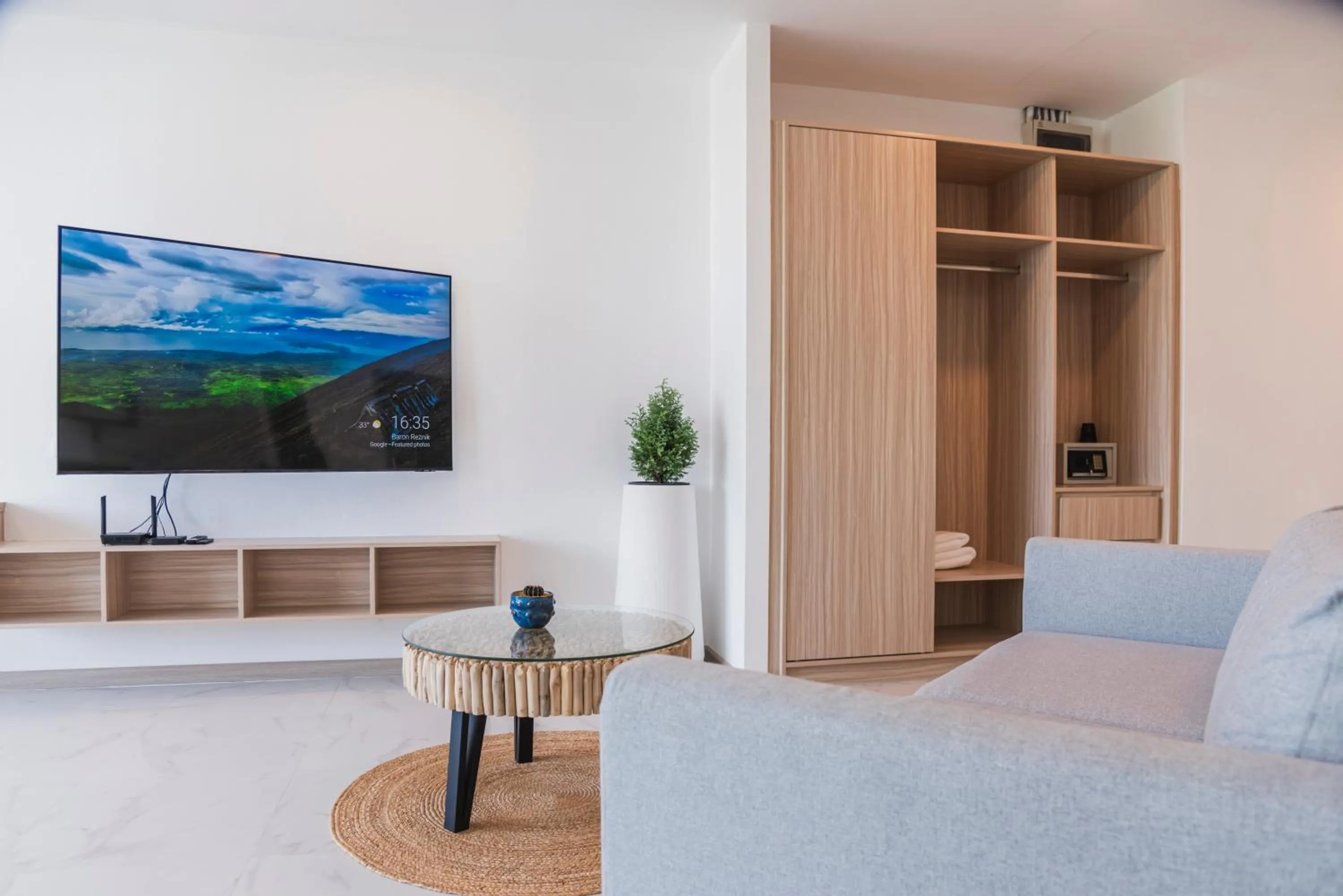 TV and multimedia in Replay Pool Villa