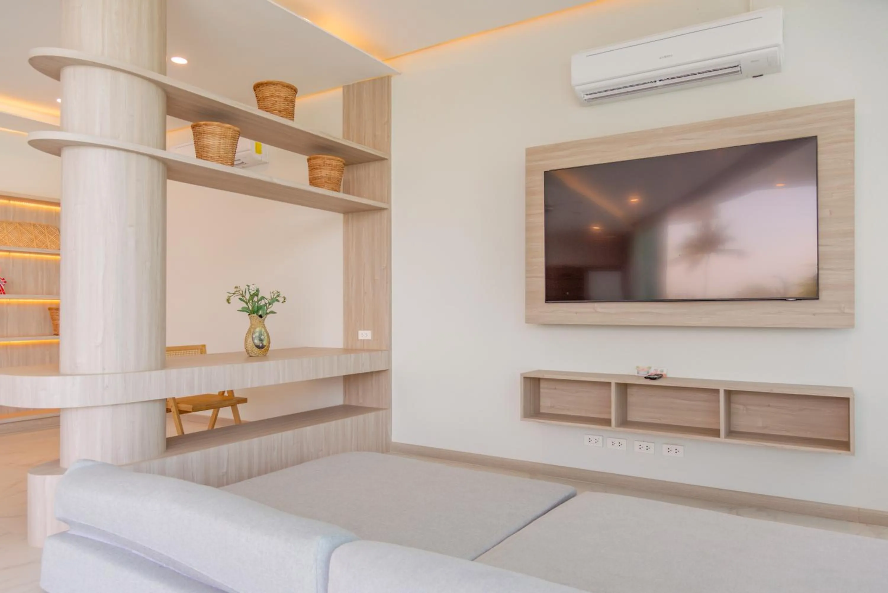 TV and multimedia in Replay Pool Villa