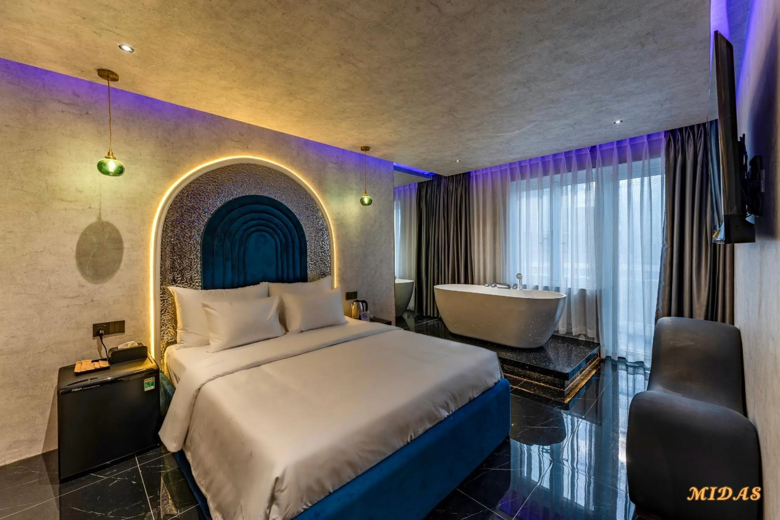 Bed in Midas Hotel 2