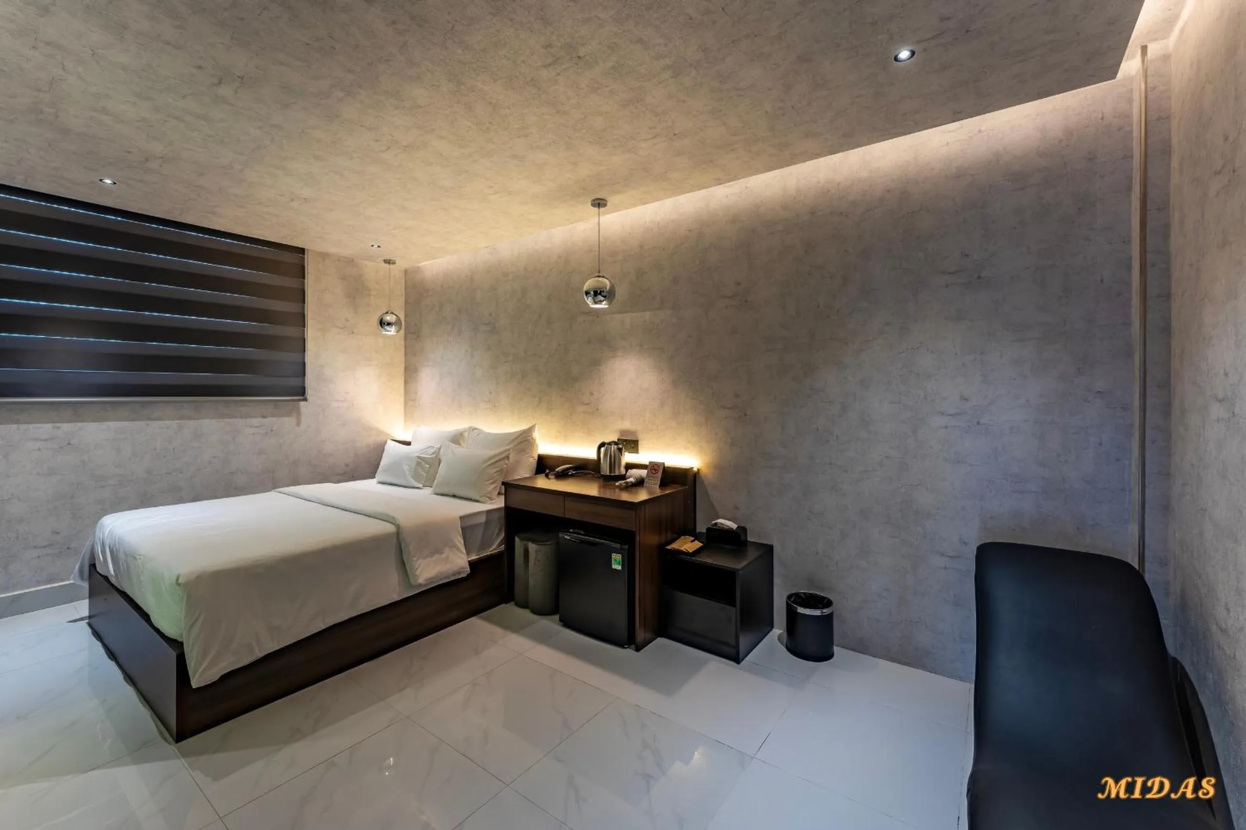 Living room, Bed in Midas Hotel 2