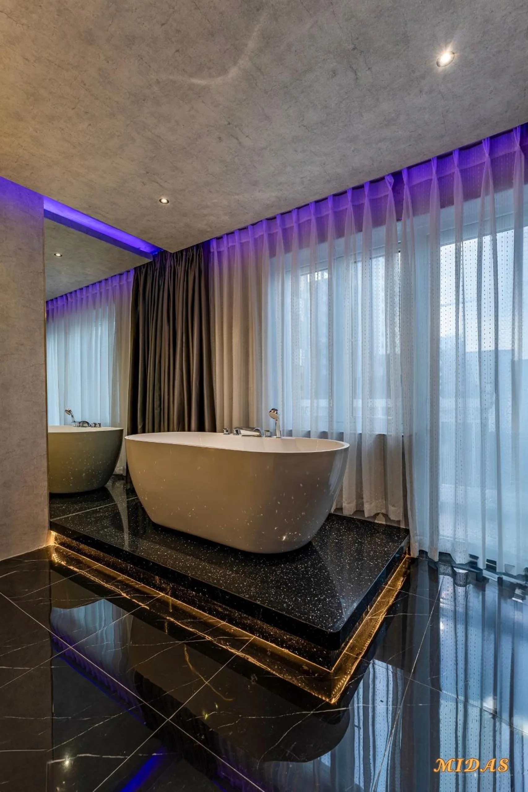 Bath in Midas Hotel 2