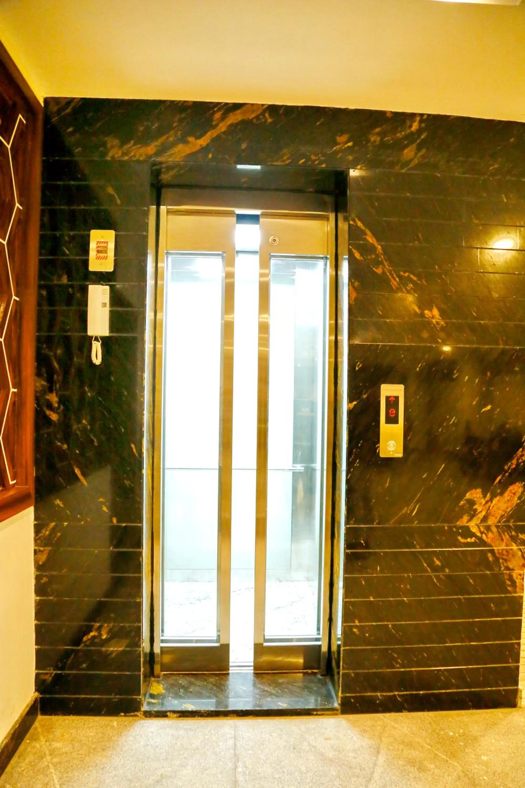 elevator in Oak Business Hotel