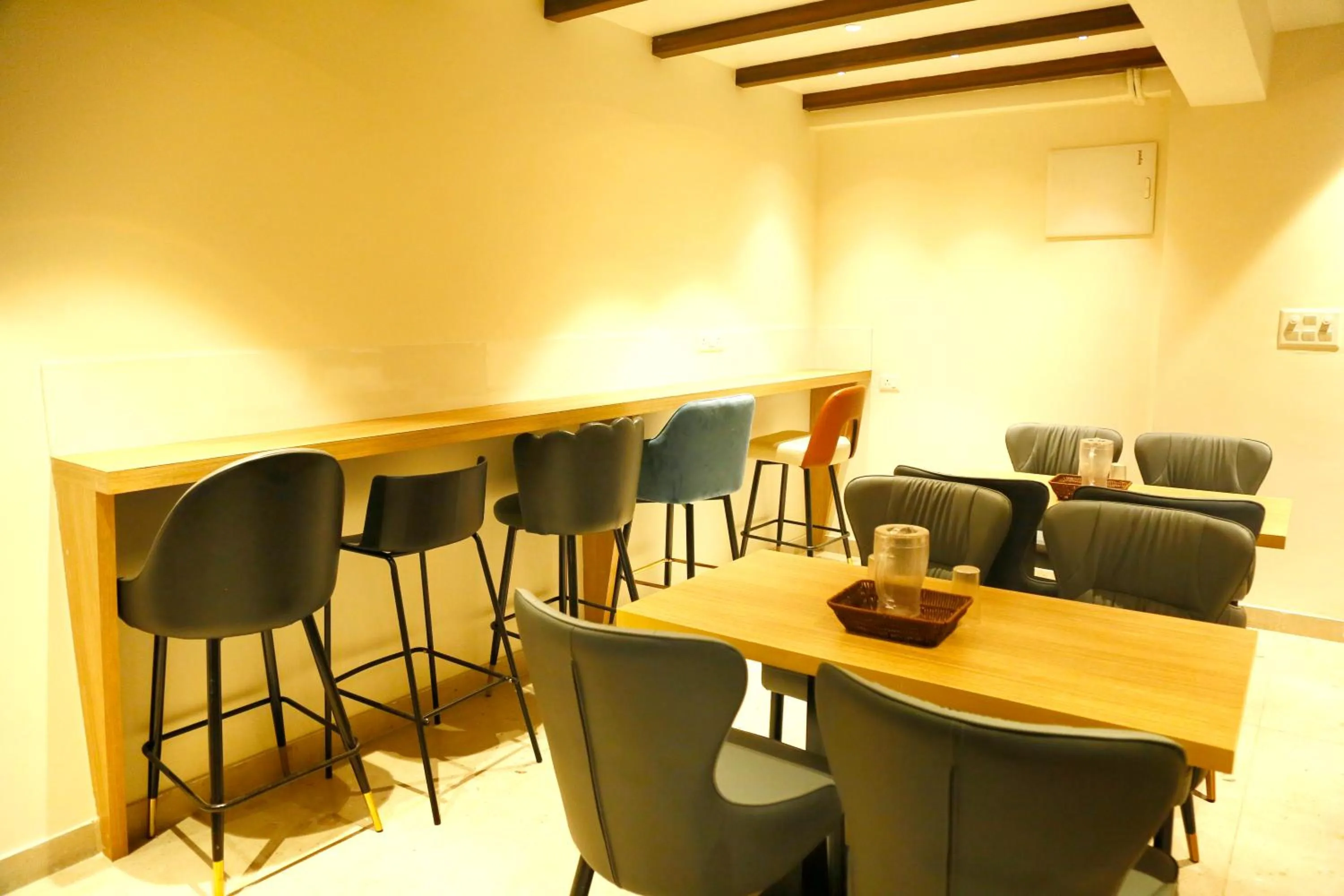 Restaurant/places to eat in Oak Business Hotel