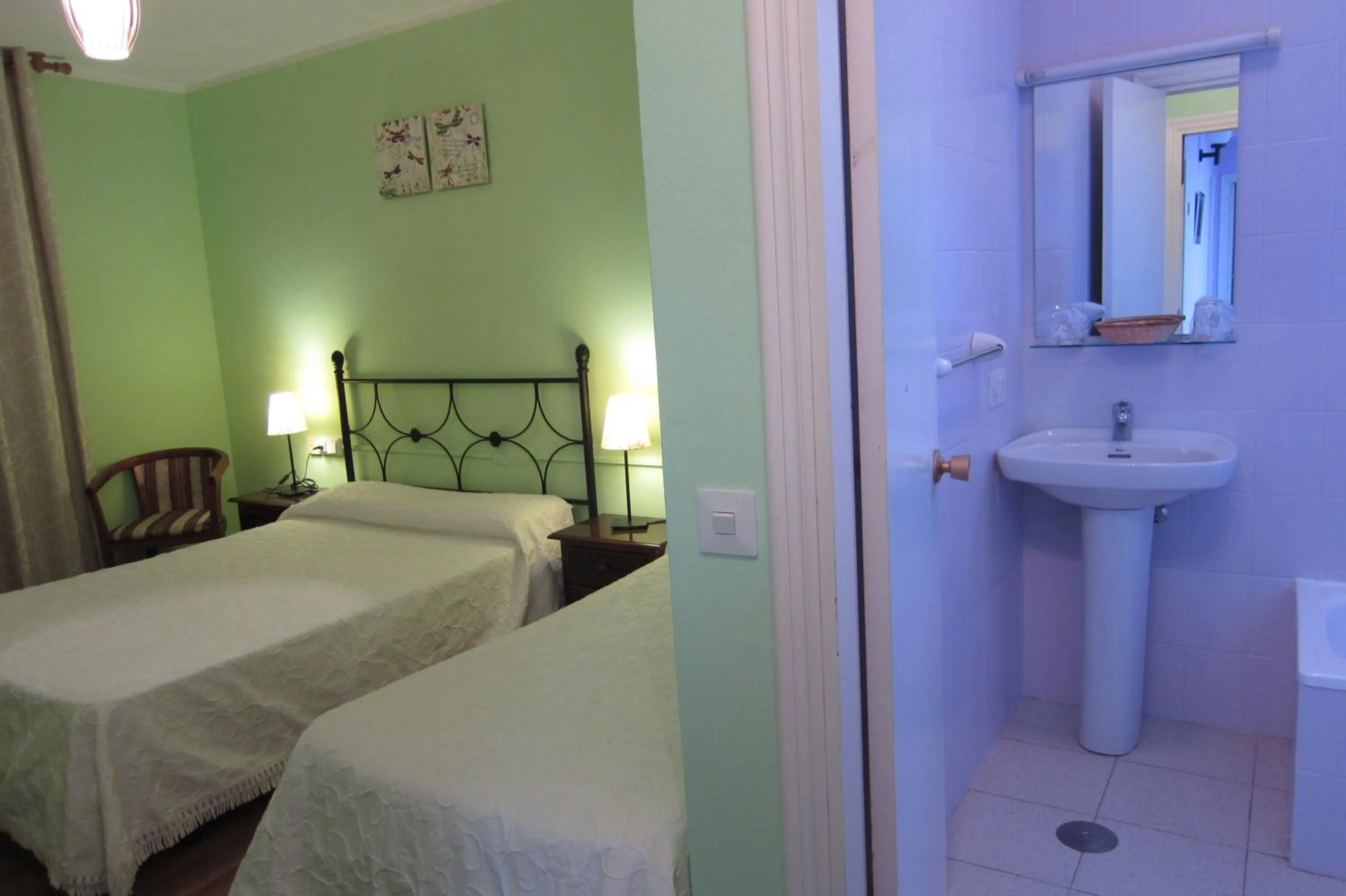 Photo of the whole room in Hotel Azabache Susierra