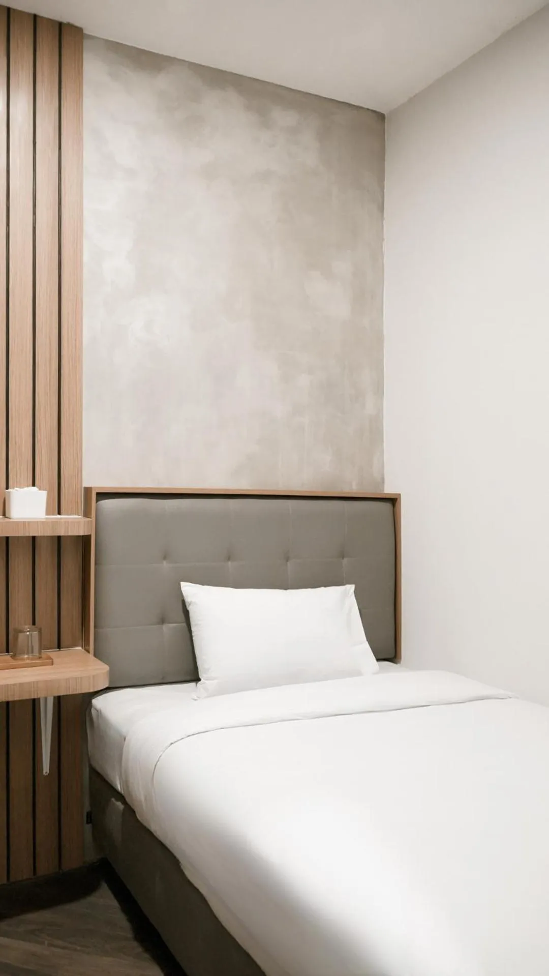 Bed in Omni Rooms by Sinergi