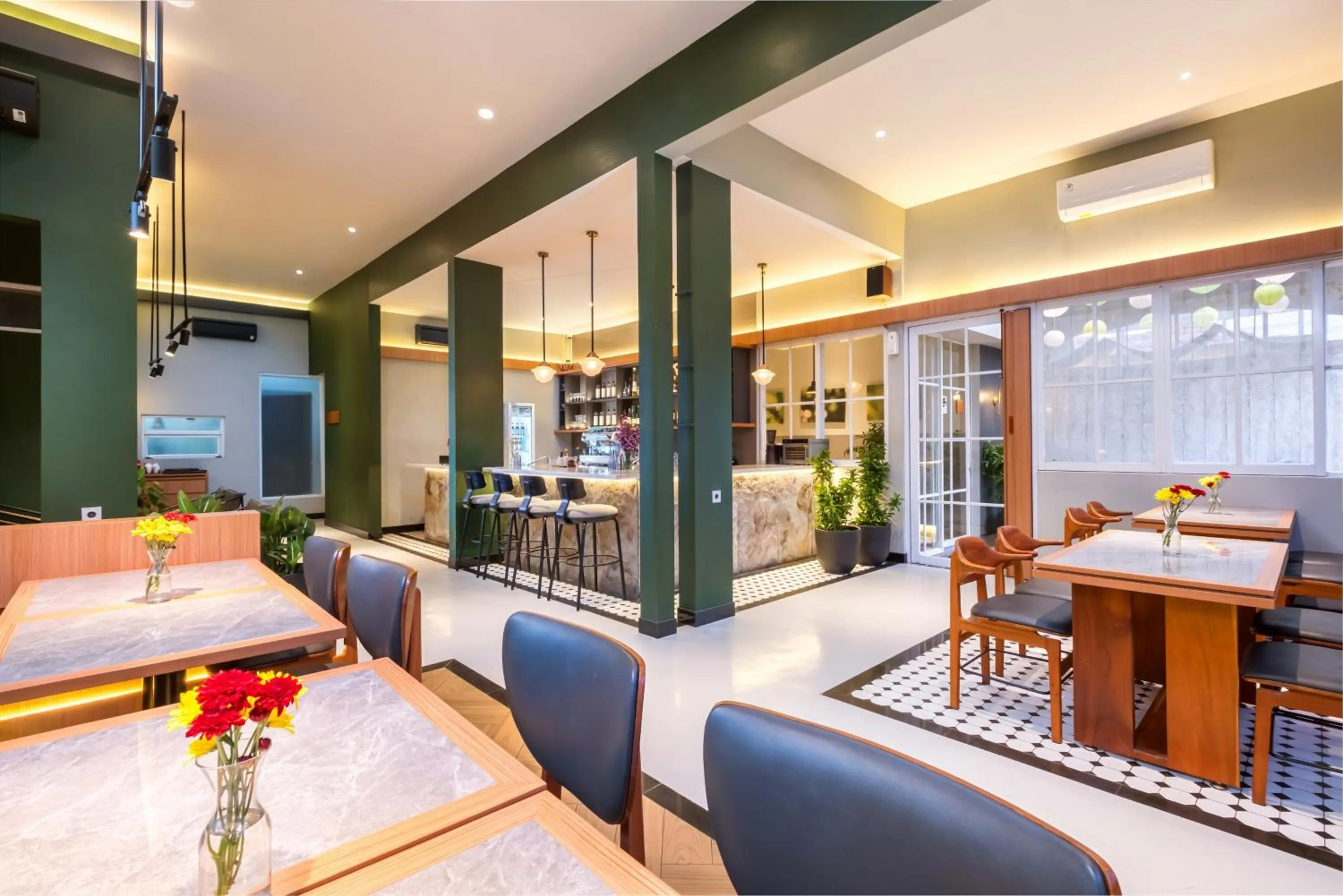 Restaurant/places to eat in Omni Rooms by Sinergi