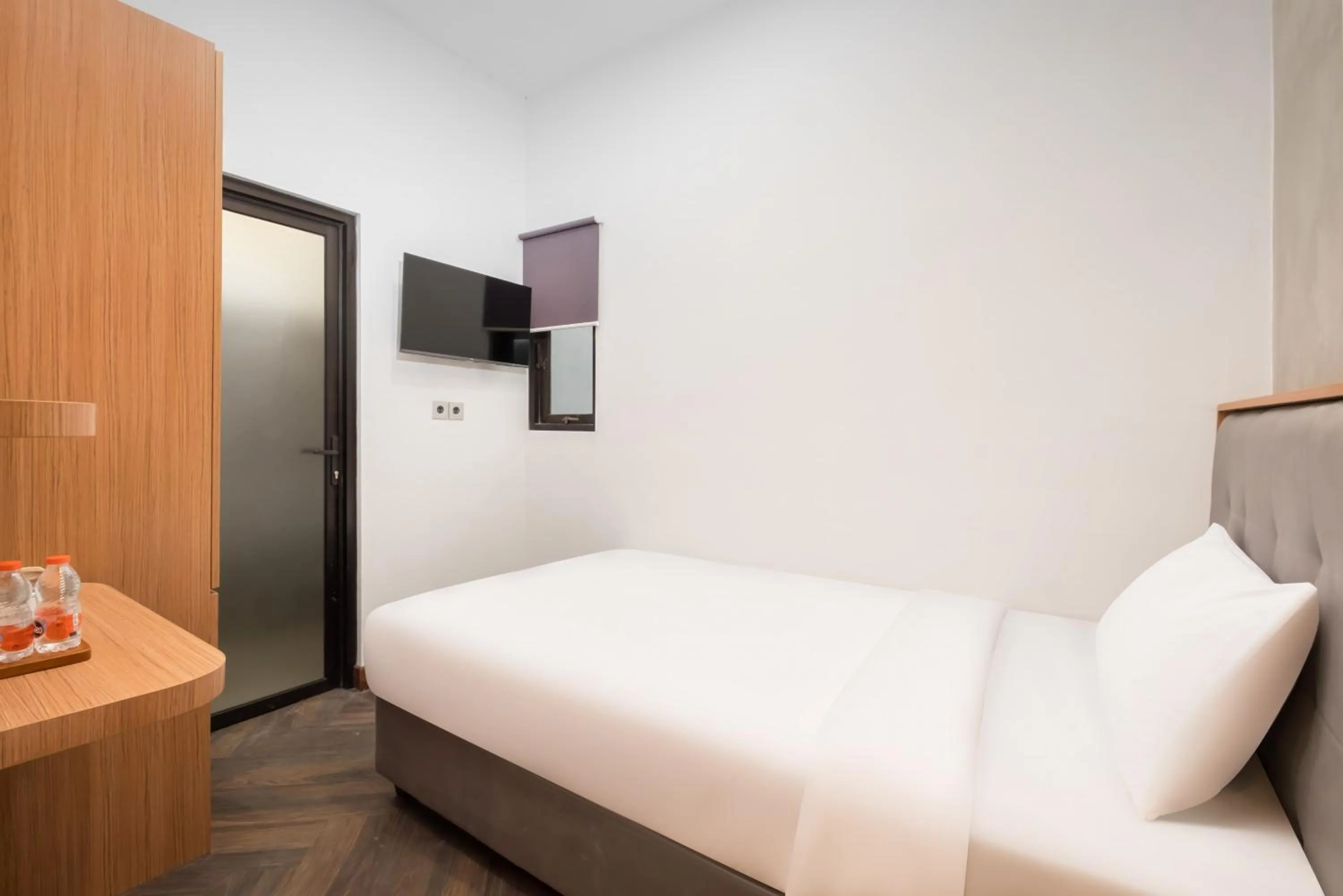 Bedroom, Bed in Omni Rooms by Sinergi