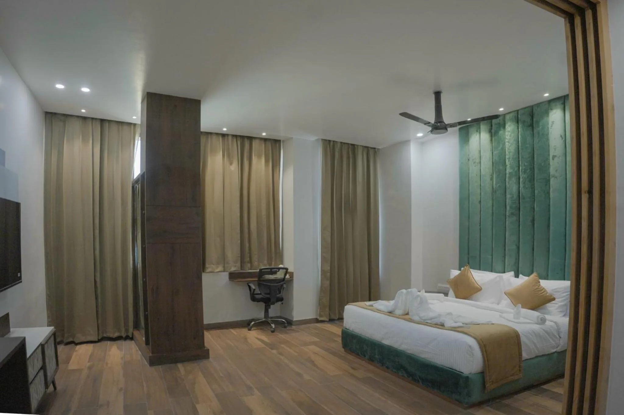 Photo of the whole room, Bed in The Signet Royale Bathinda PB