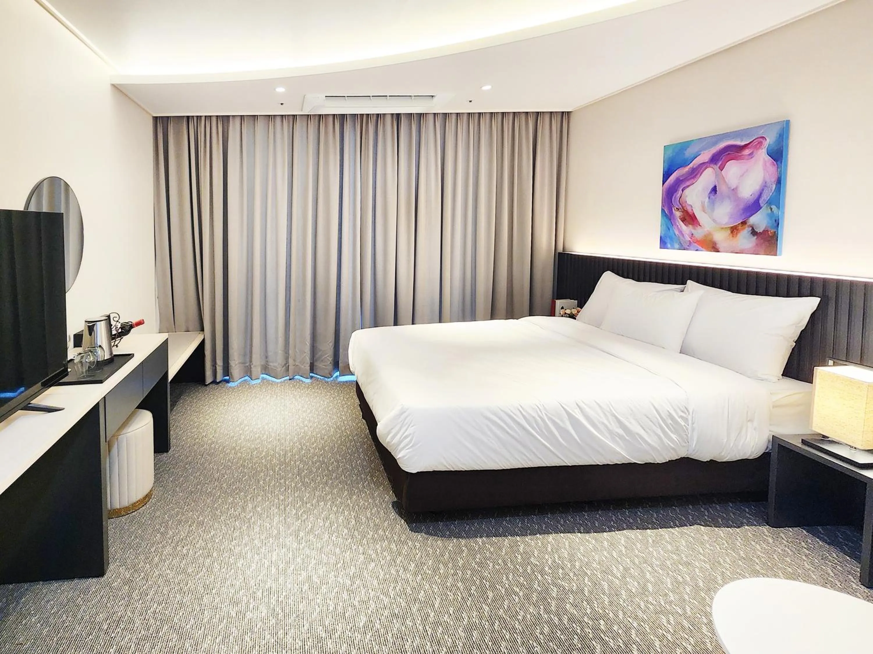 Photo of the whole room, Bed in SOTA SUITE Yangyang Granbay