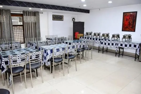 Restaurant/places to eat in Mansarover Hotel & Banquets