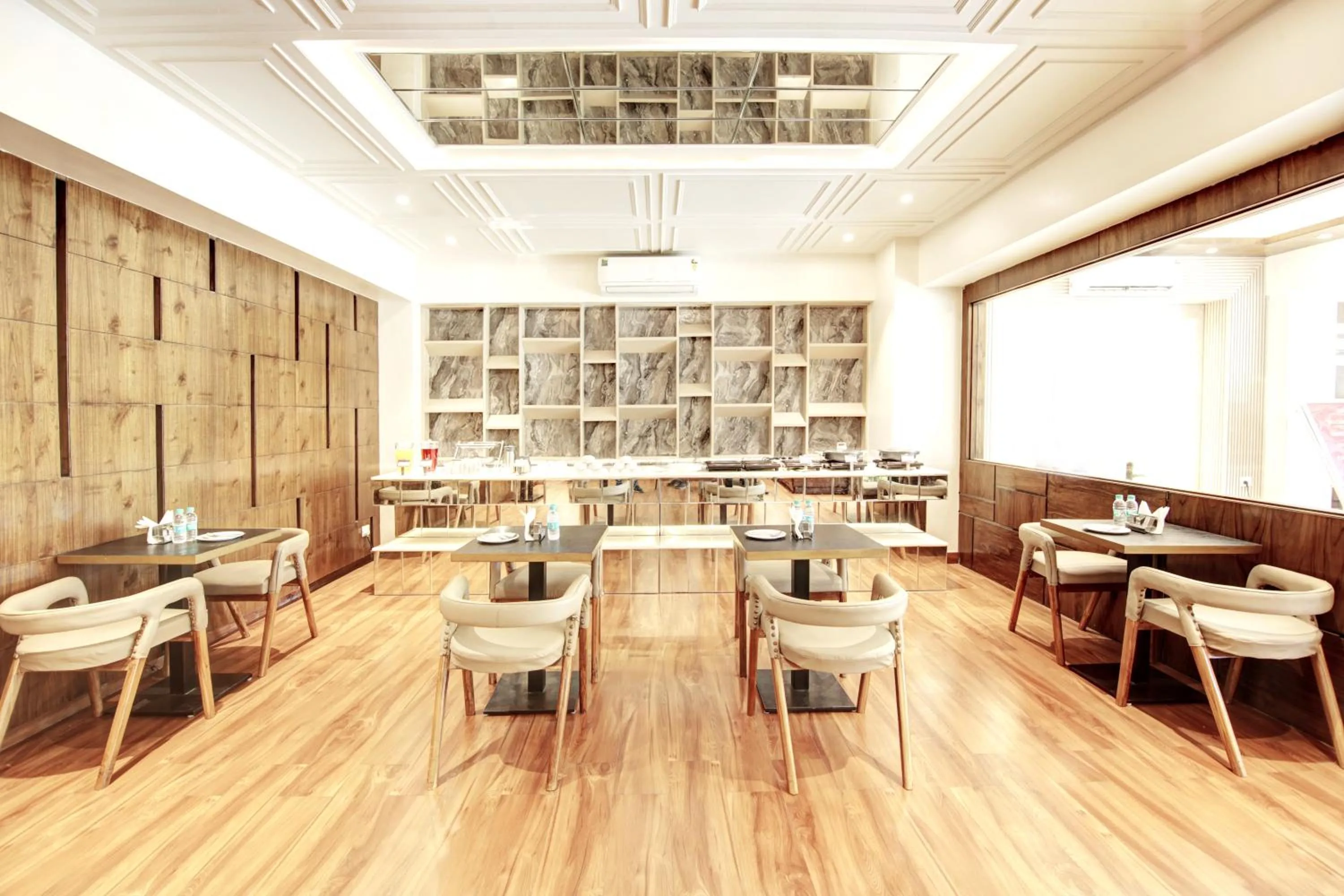 Restaurant/places to eat in Marks Hotel & Banquet