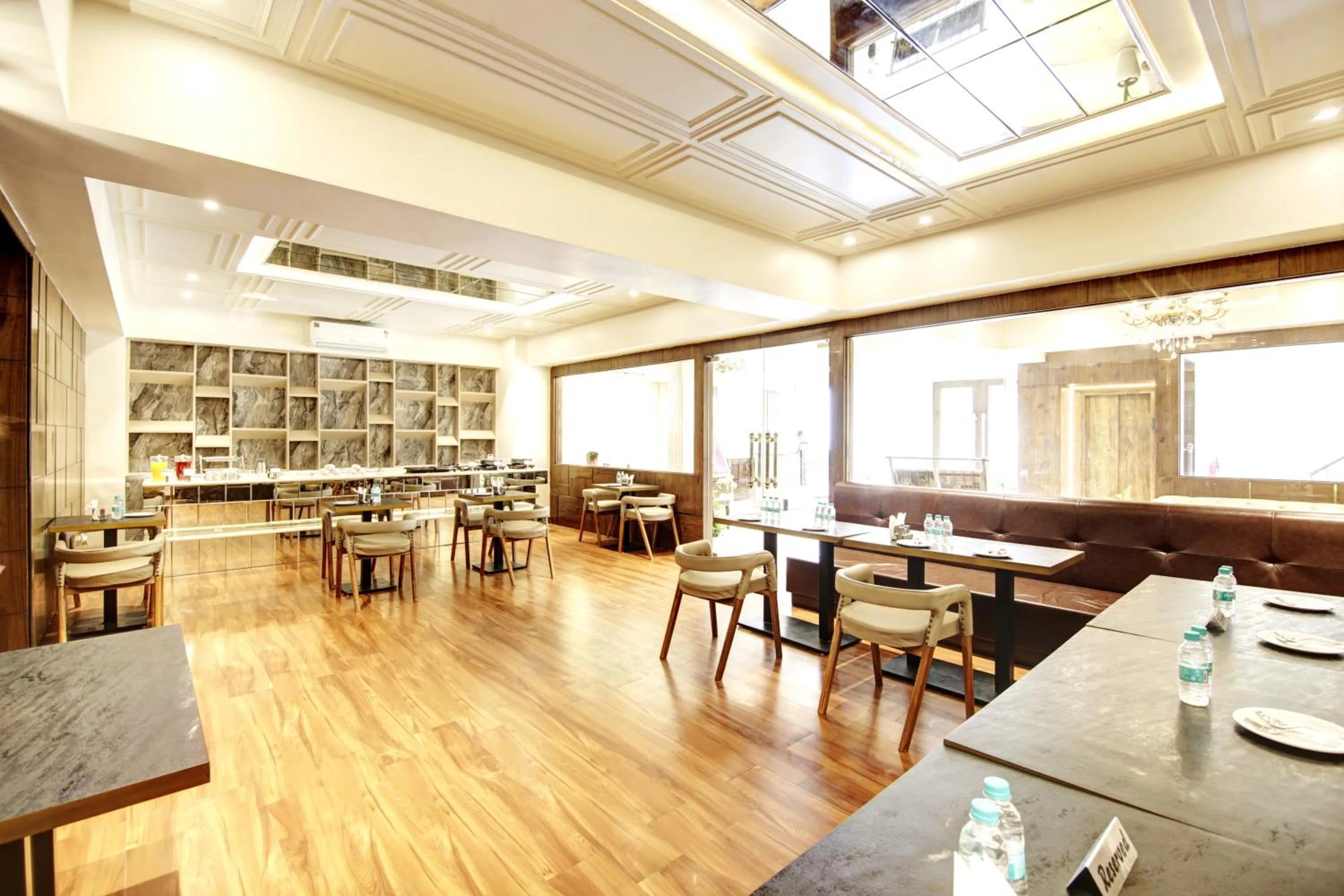 Restaurant/places to eat in Marks Hotel & Banquet