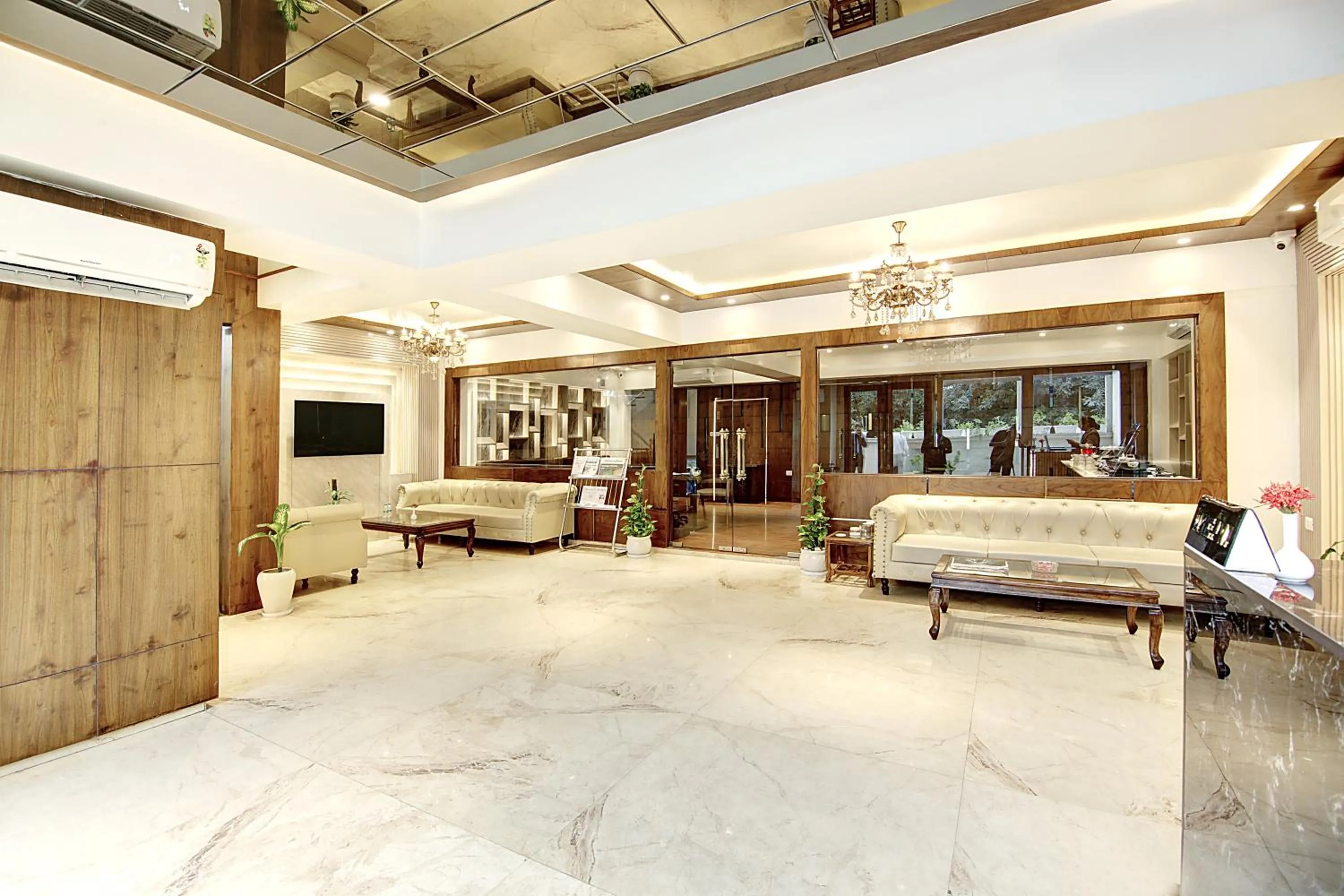 Communal lounge/ TV room in Marks Hotel & Banquet