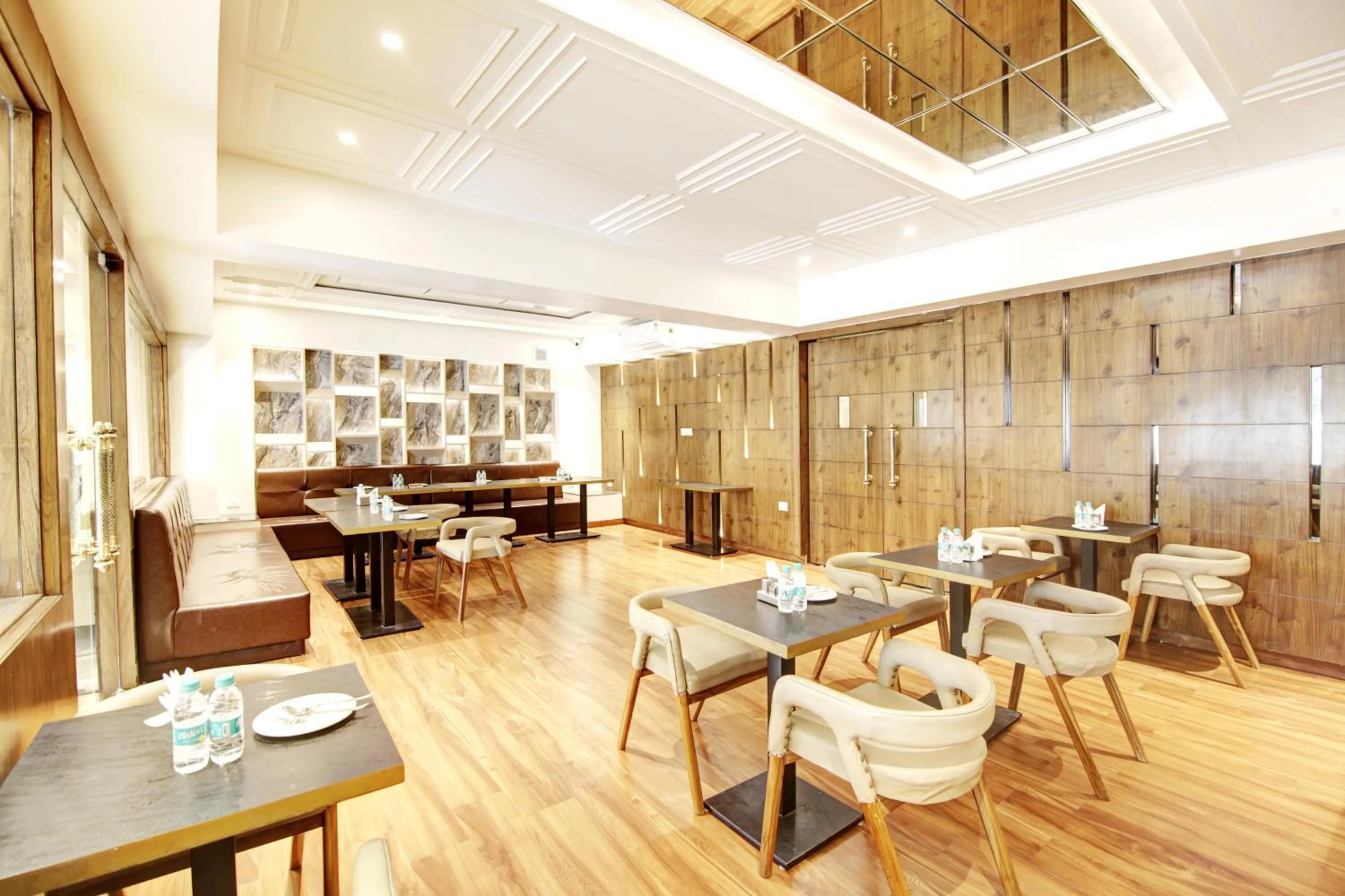 Restaurant/places to eat in Marks Hotel & Banquet