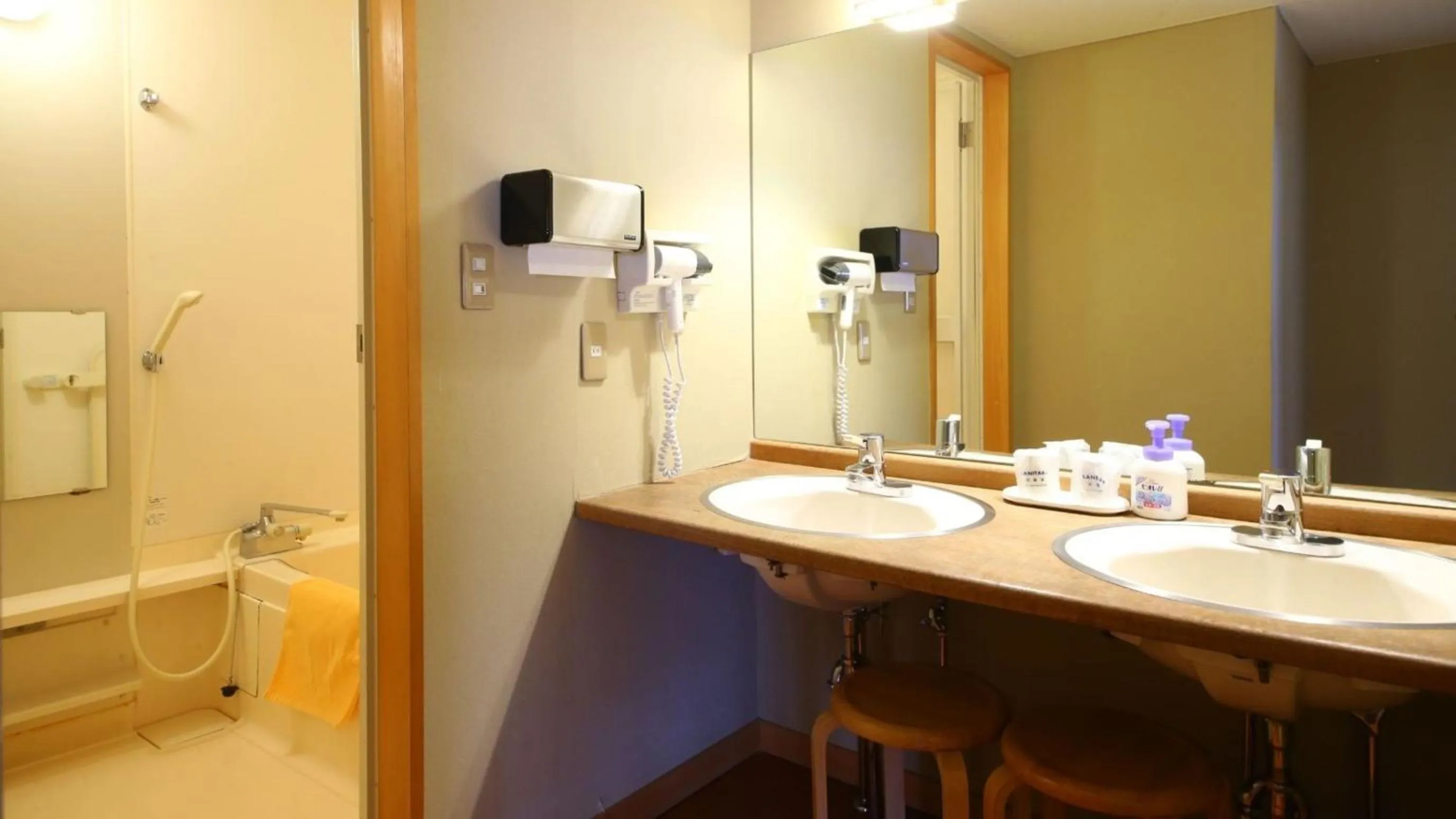 Bathroom in Ashiwada Hotel