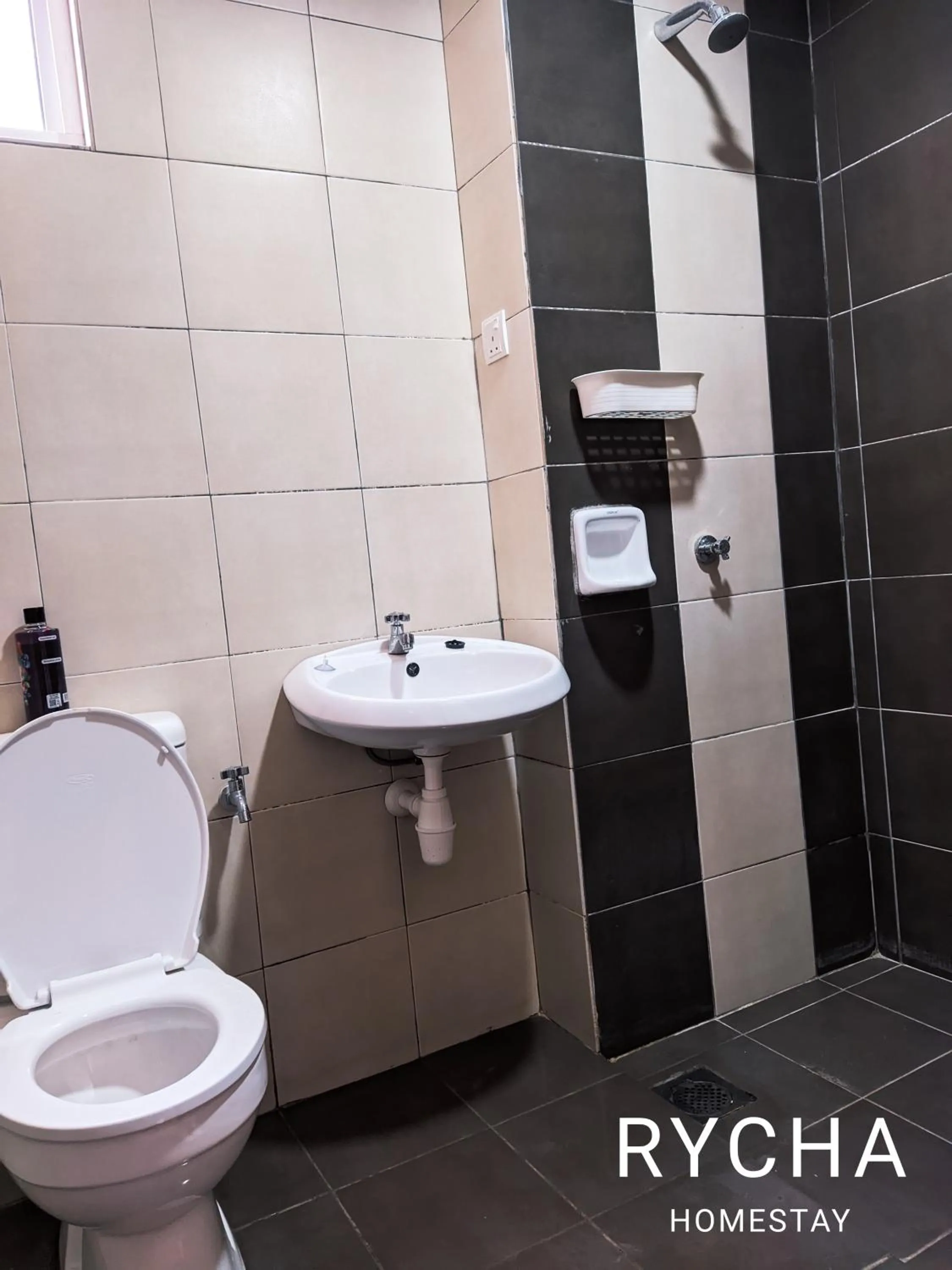 Bathroom in Rycha Homestay A famosa near Waterpark