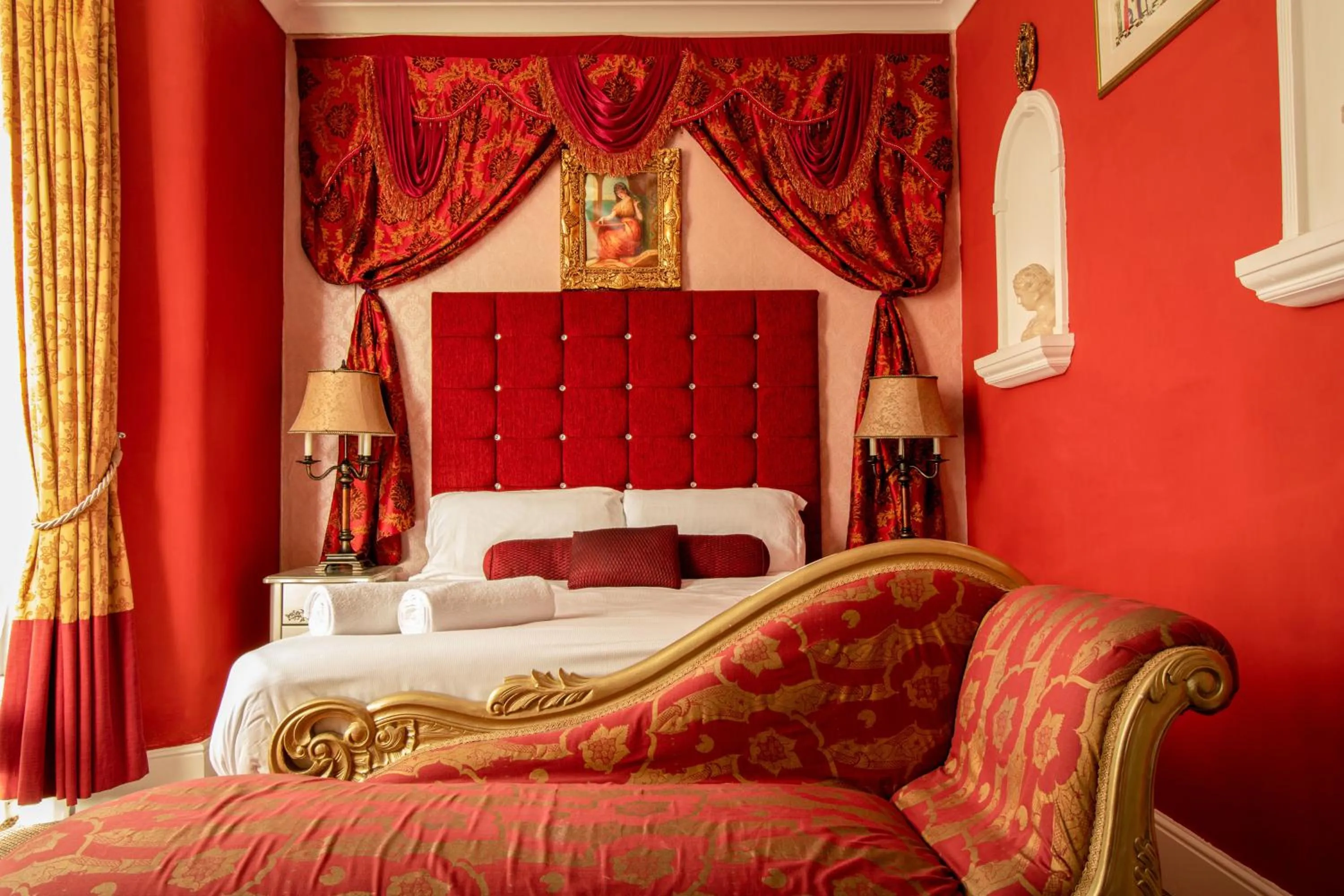 Bed in Hotel Rouge
