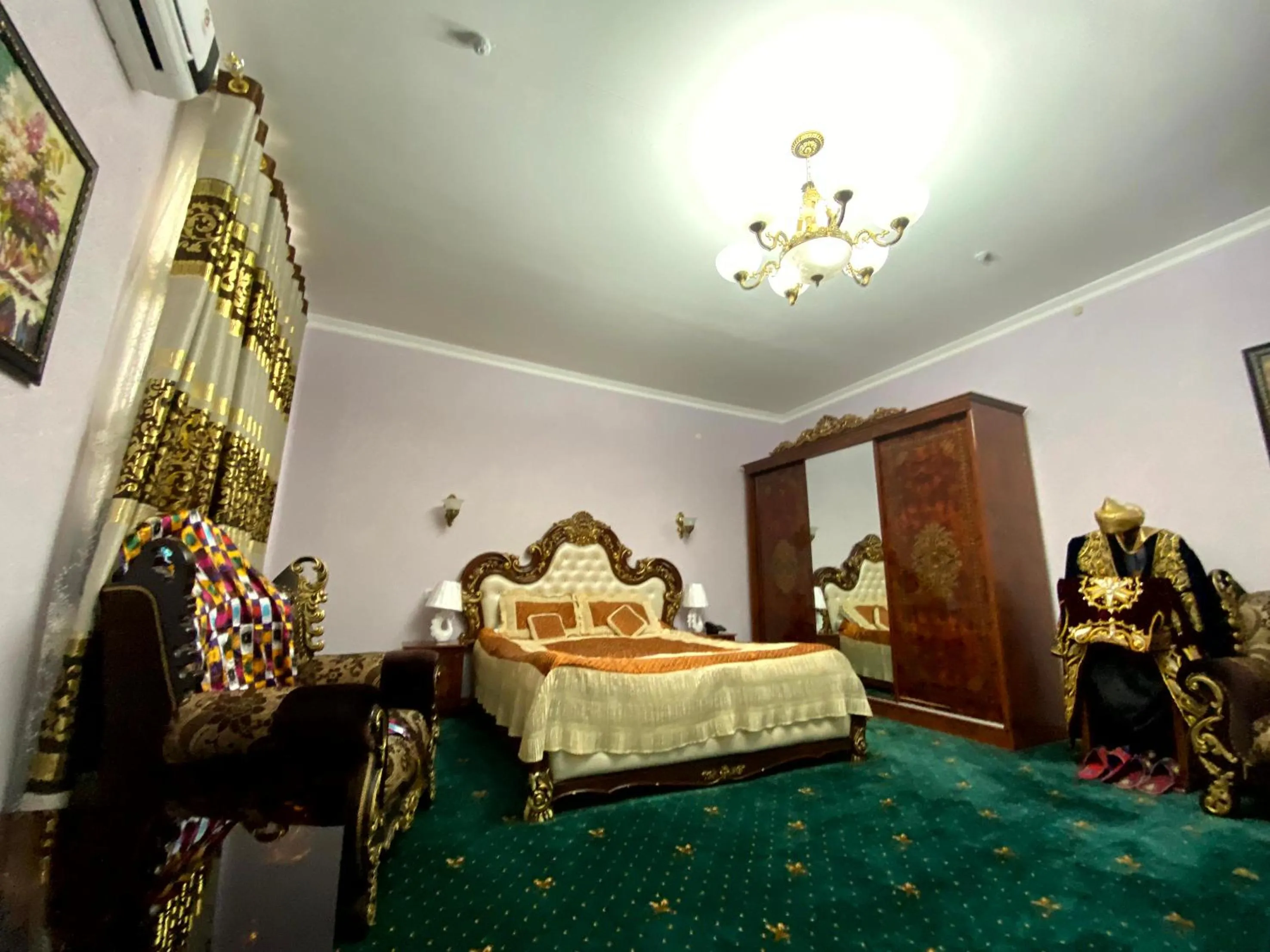 Photo of the whole room, Bed in Qibla Tozabog