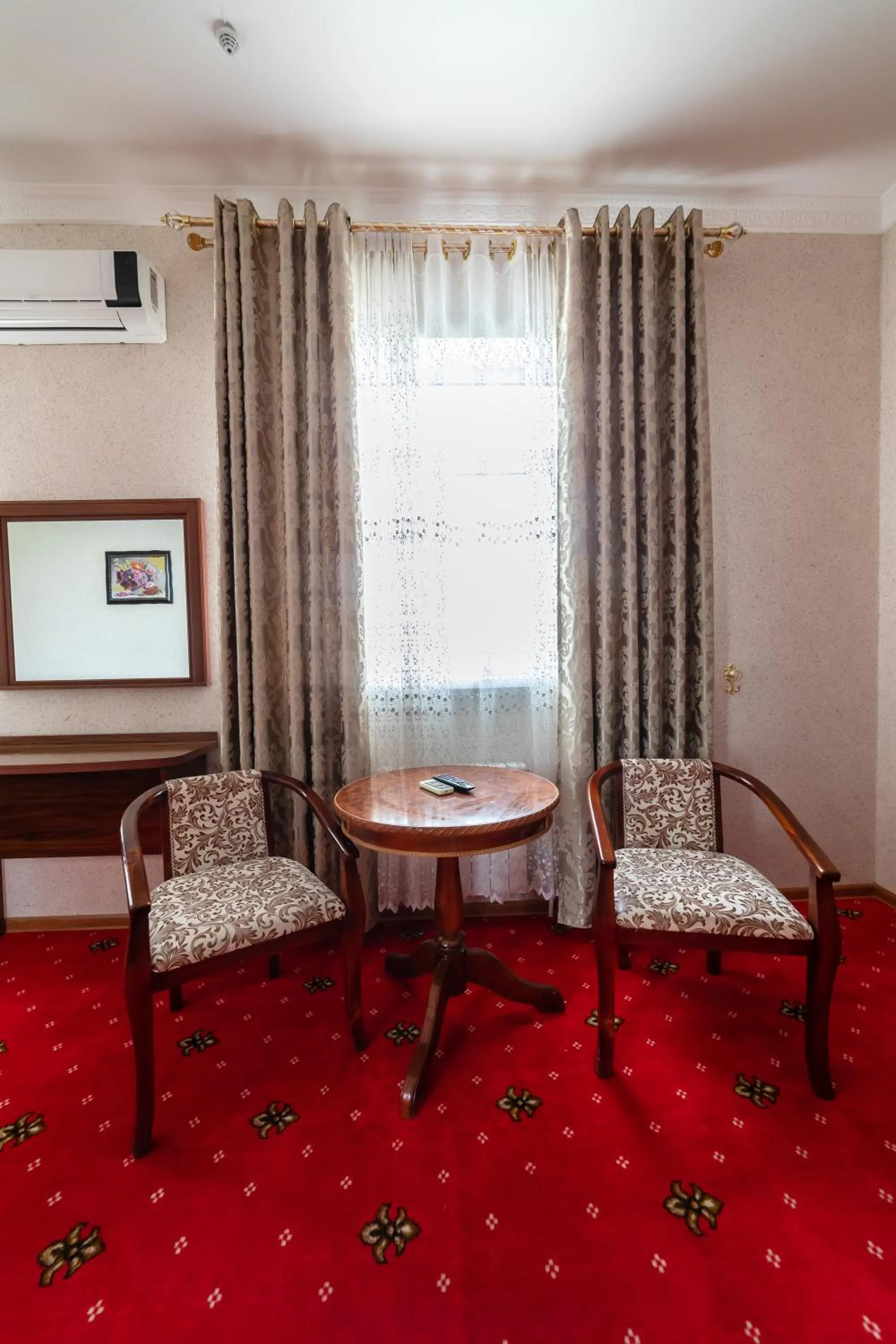 Seating area in Qibla Tozabog