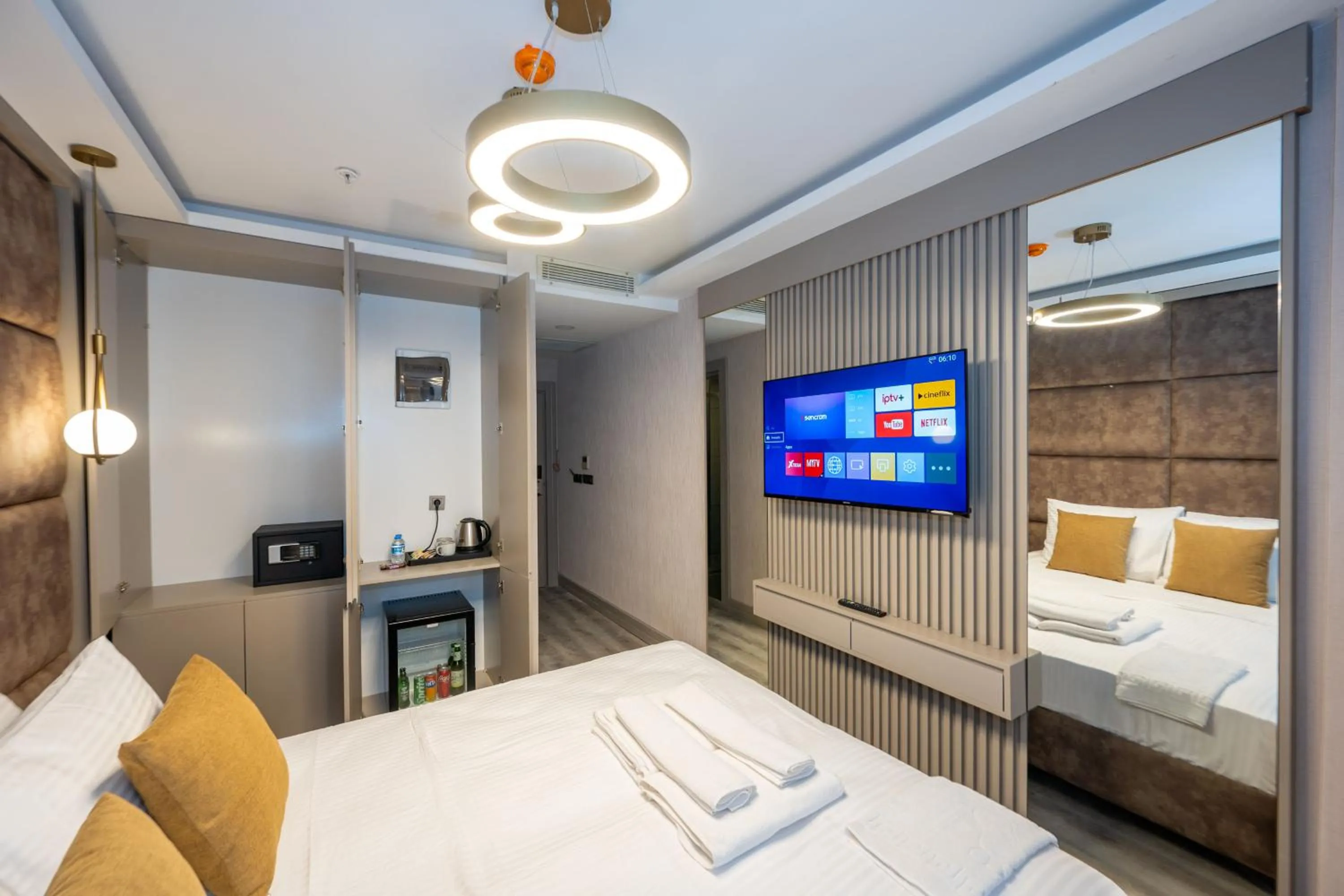 TV and multimedia, Bed in Massimo Hotel
