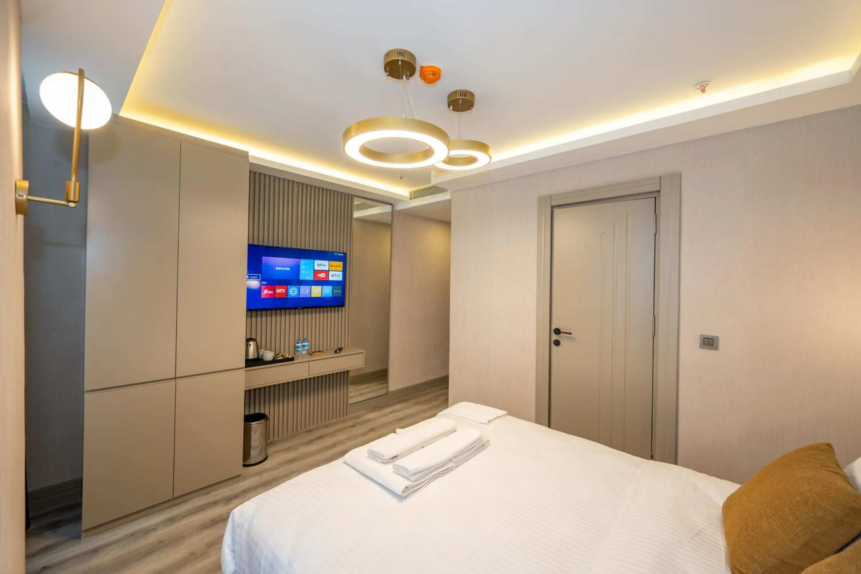 TV and multimedia, Bed in Massimo Hotel