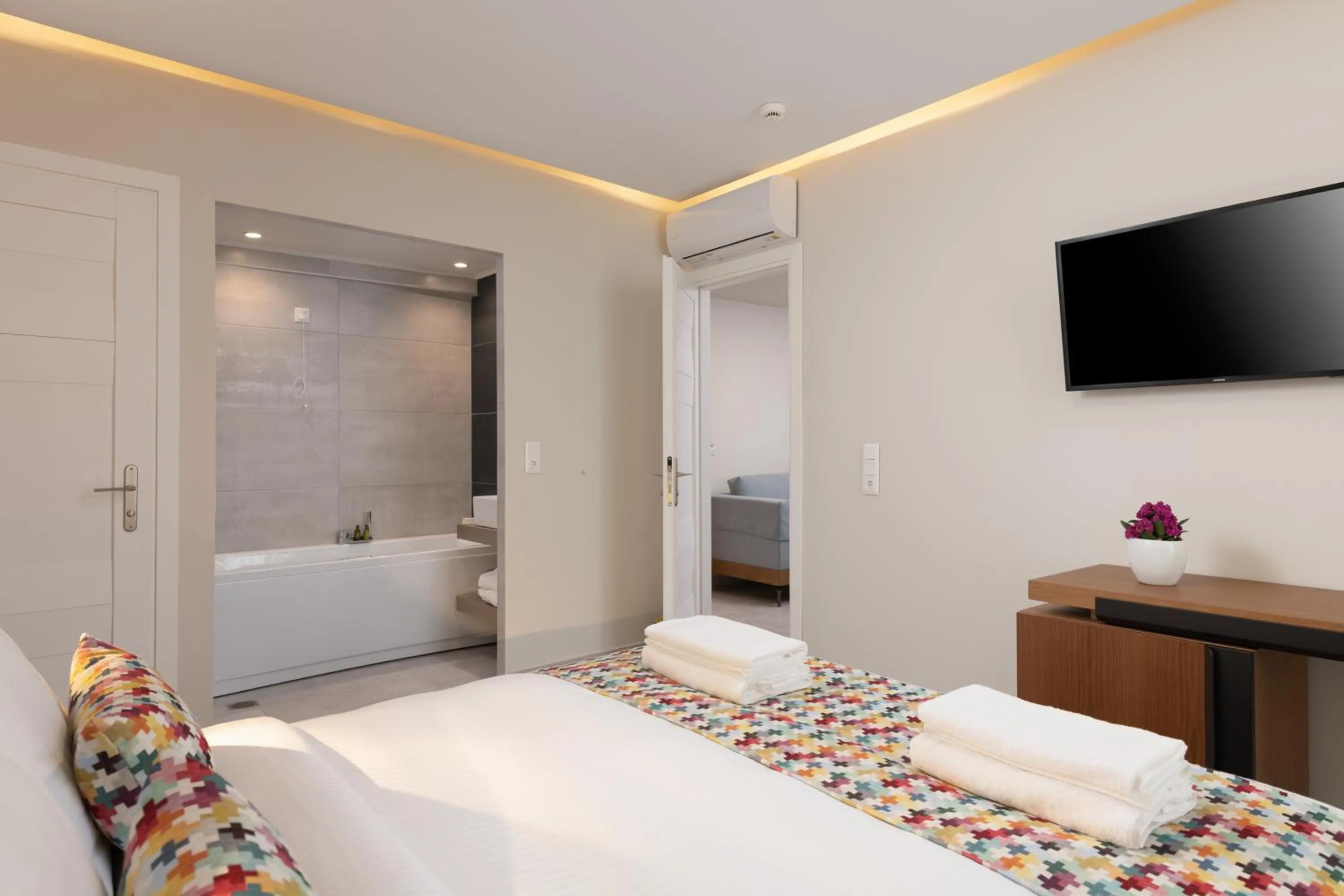 Hot Tub, Bed in Bio Suites Hotel & Spa