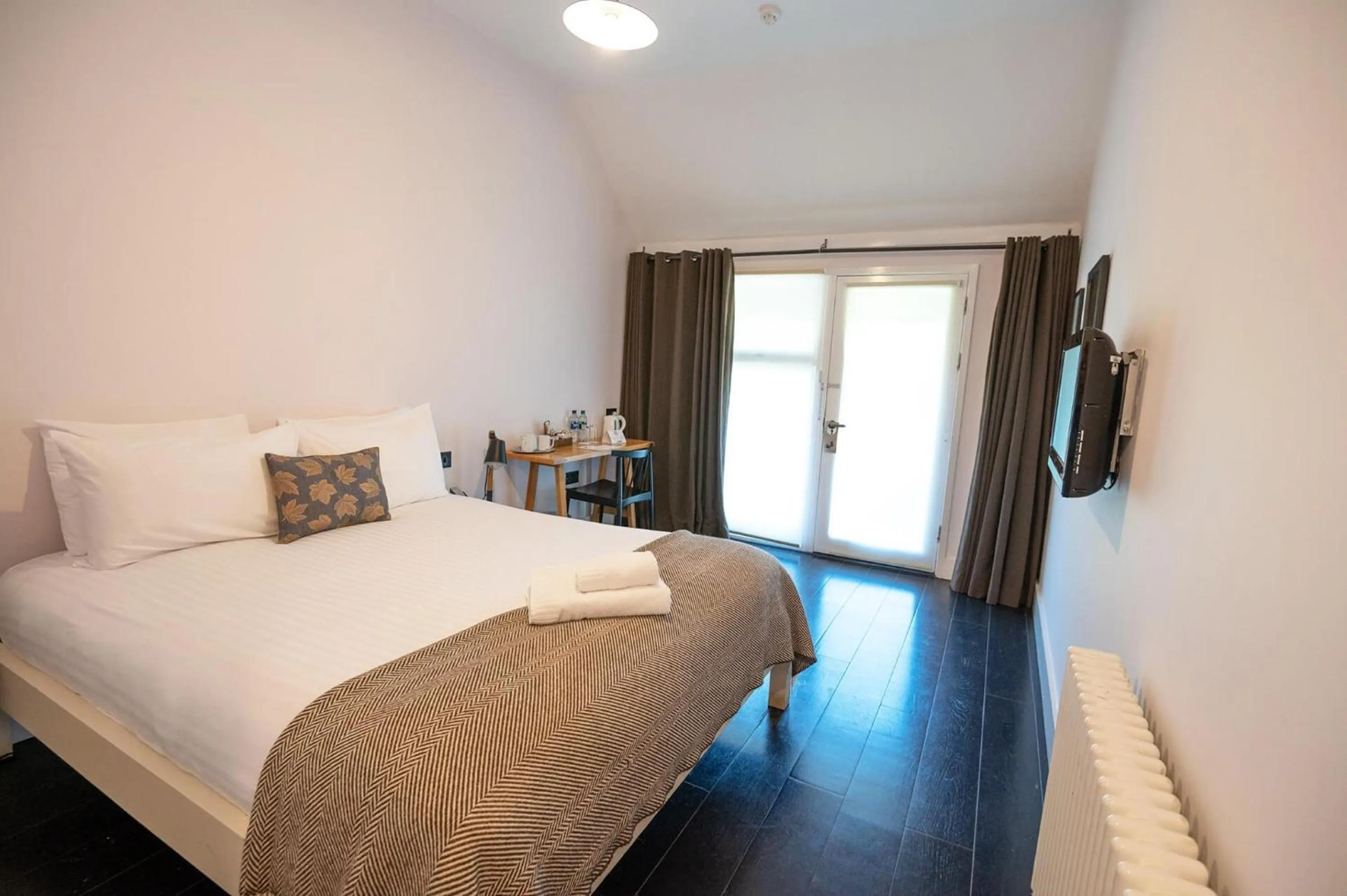 Bedroom, Bed in The Olde Bell, BW Signature Collection