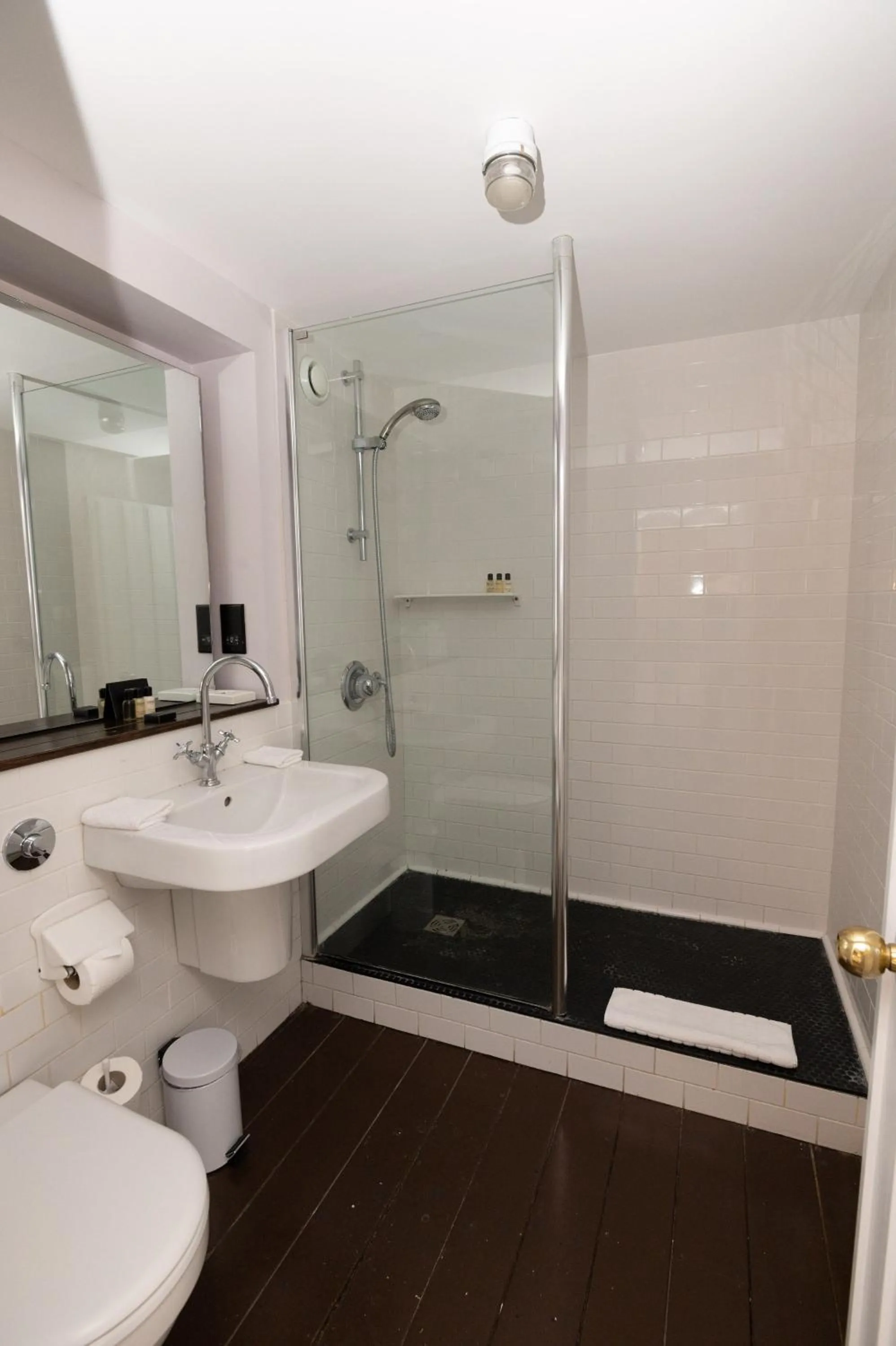 Shower in The Olde Bell, BW Signature Collection