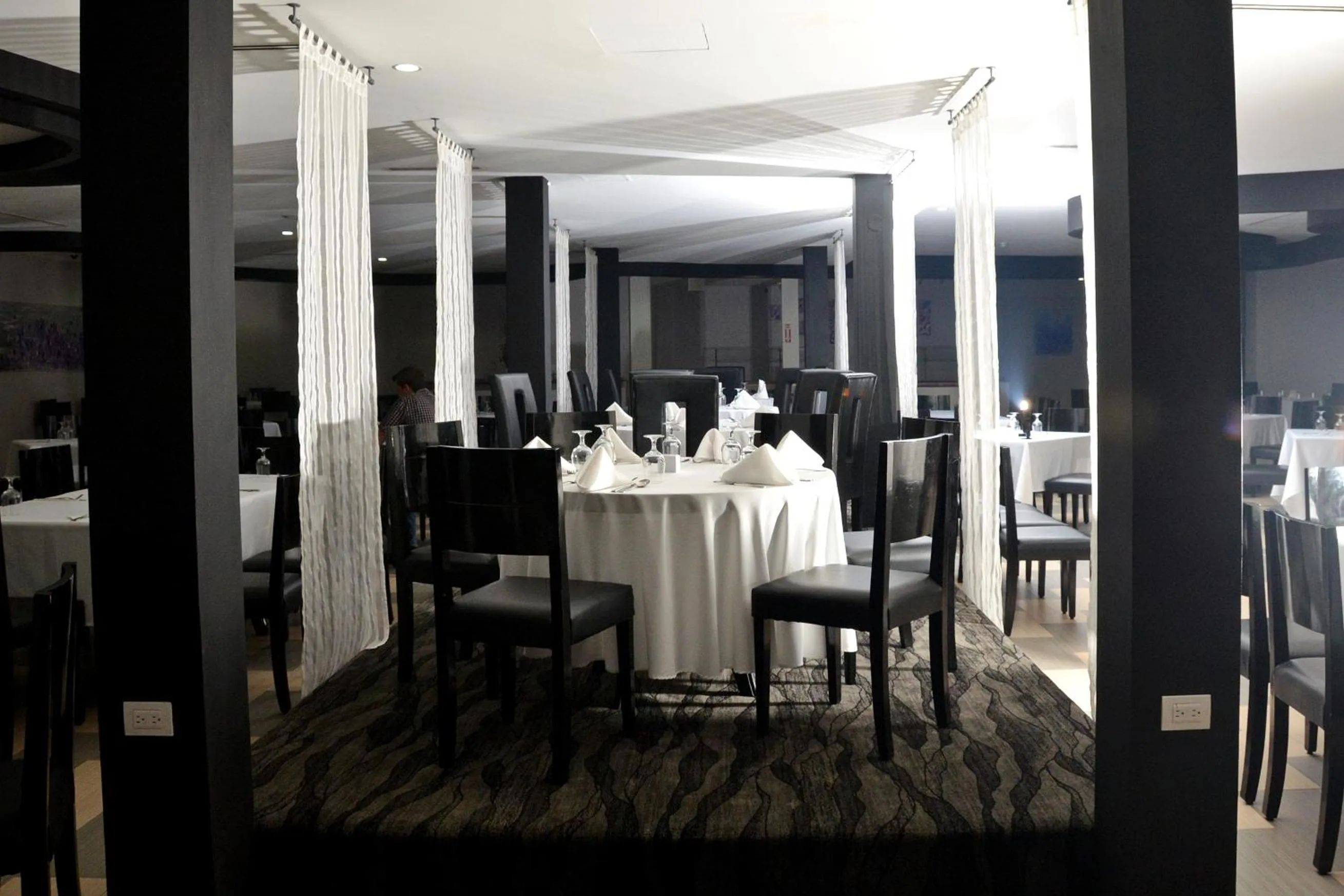 Restaurant/places to eat in Regent Star Hotel