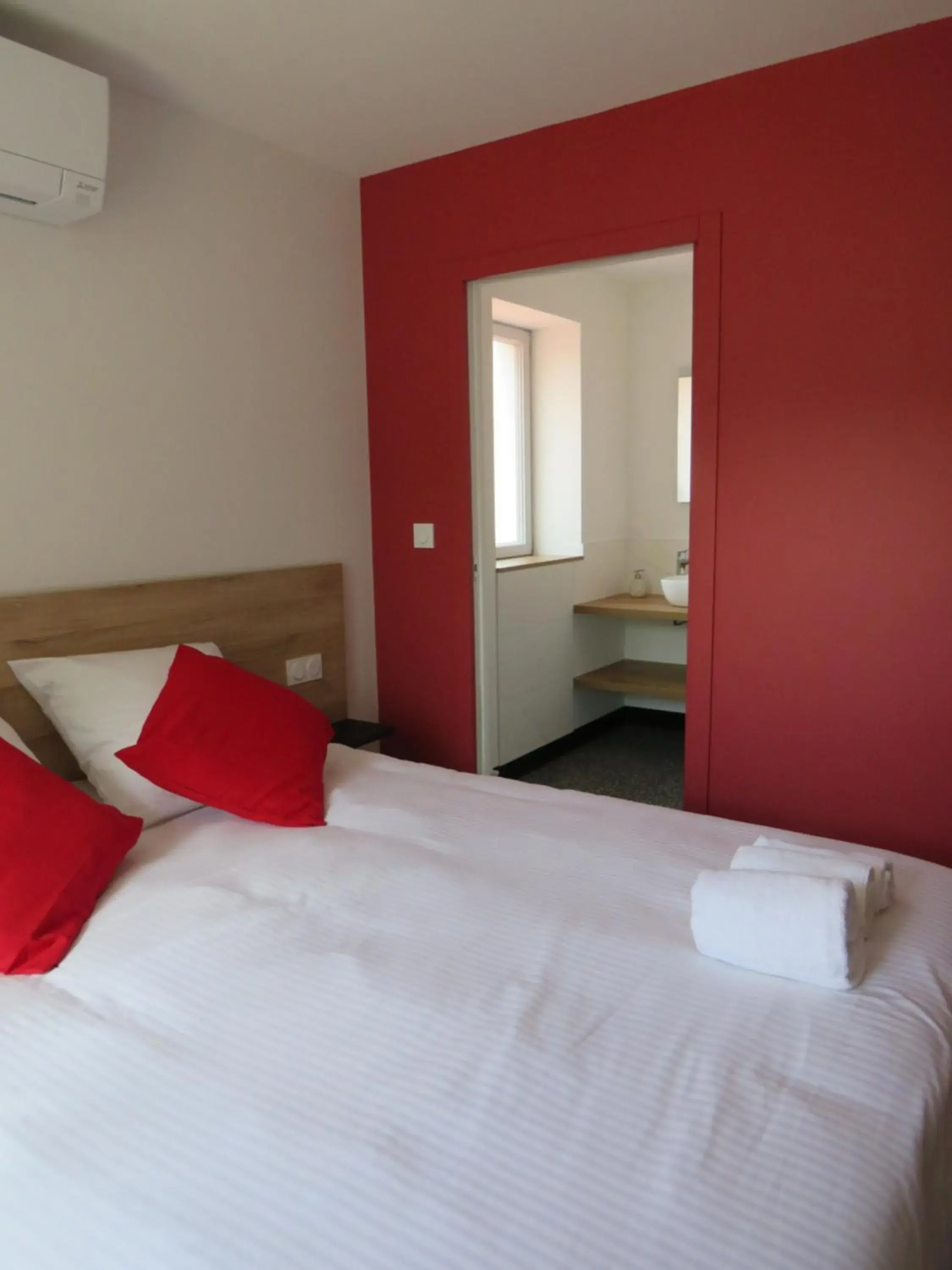 Double Room with Terrace - single occupancy in Hôtel les Jardins de Saulzet Double Room with Terrace - single occupancy in Hôtel les Jardins de Saulzet