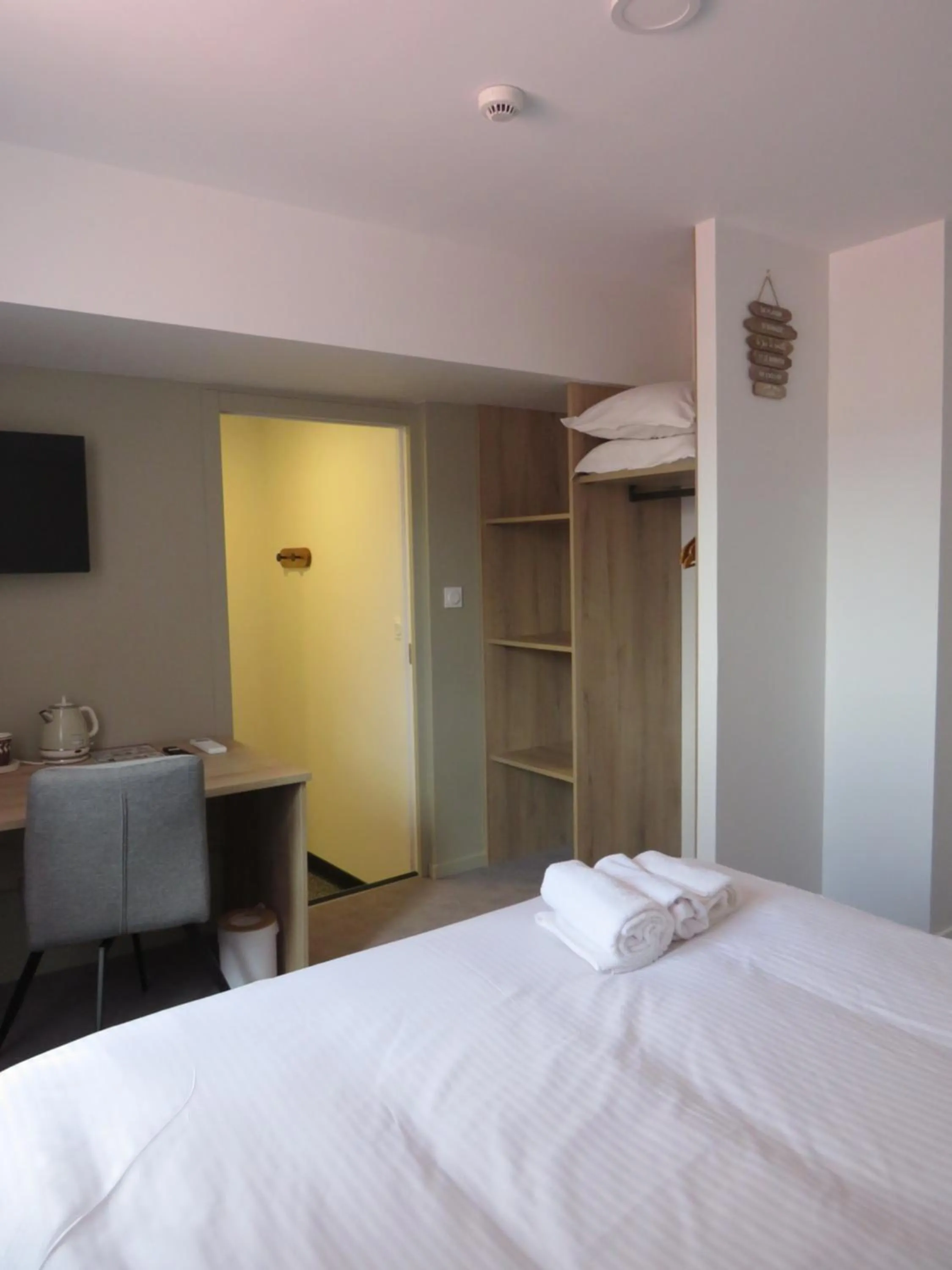 Bed in Hôtel les Jardins de Saulzet