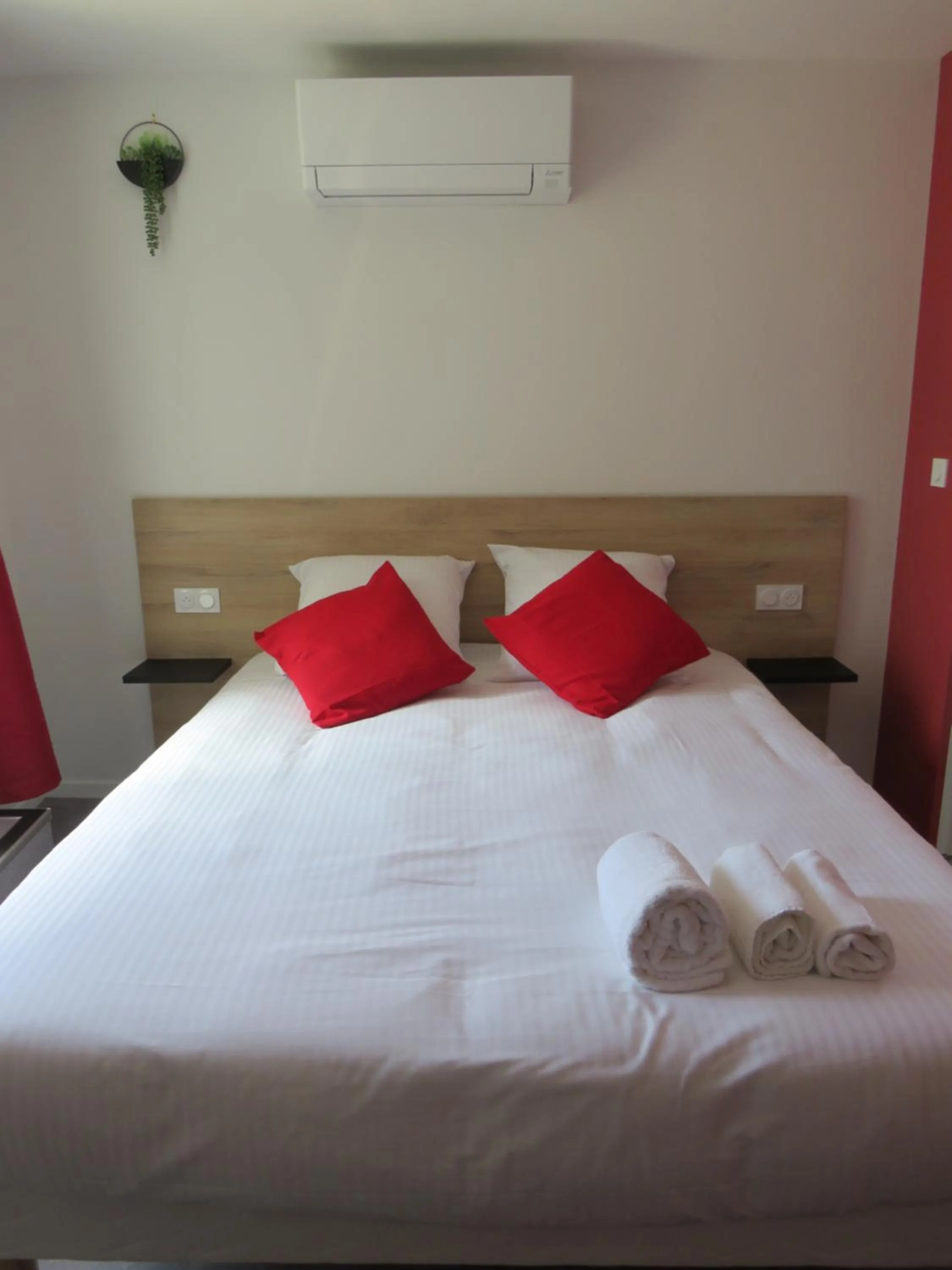 Bed in Hôtel les Jardins de Saulzet