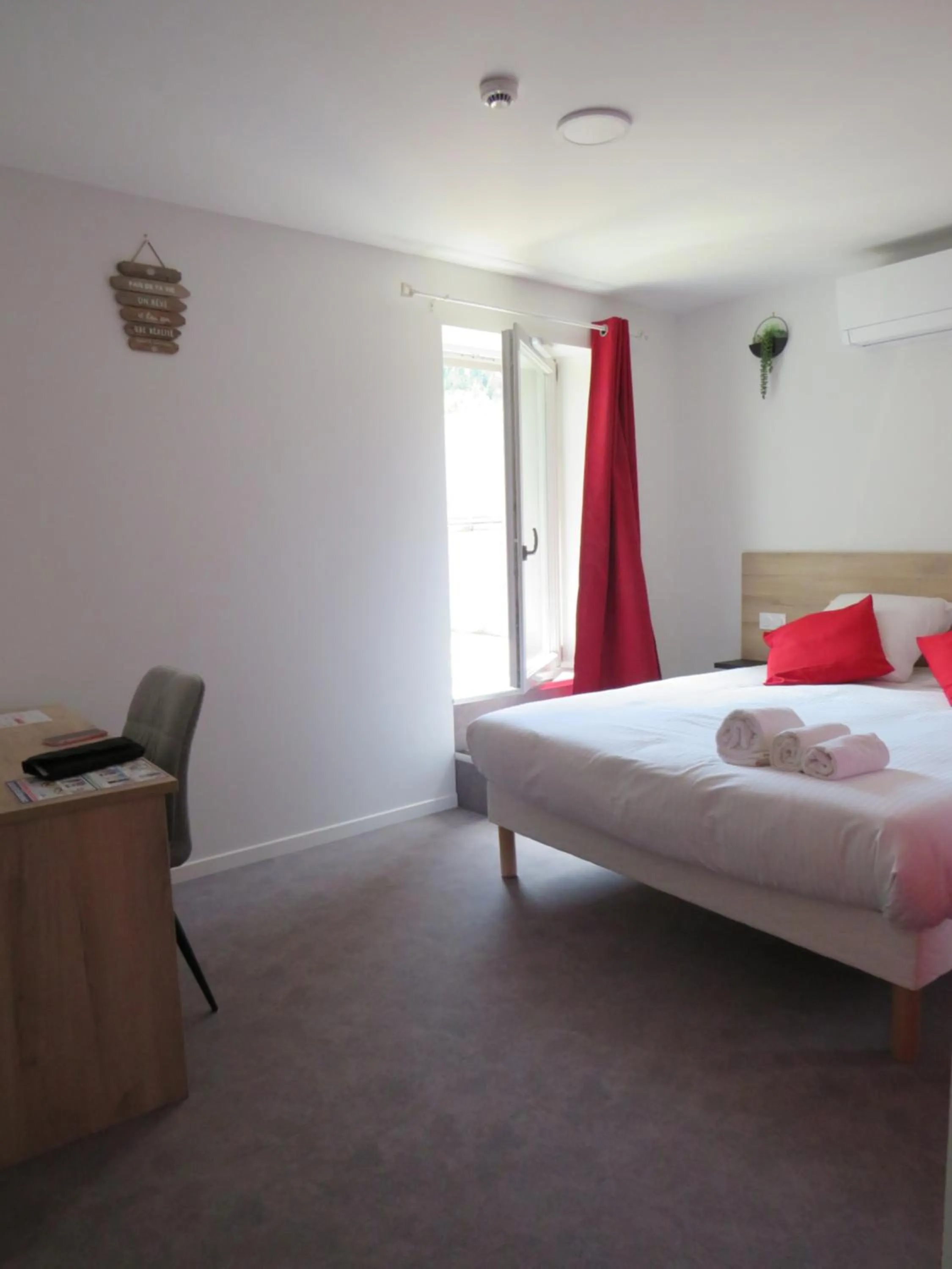 Bed in Hôtel les Jardins de Saulzet