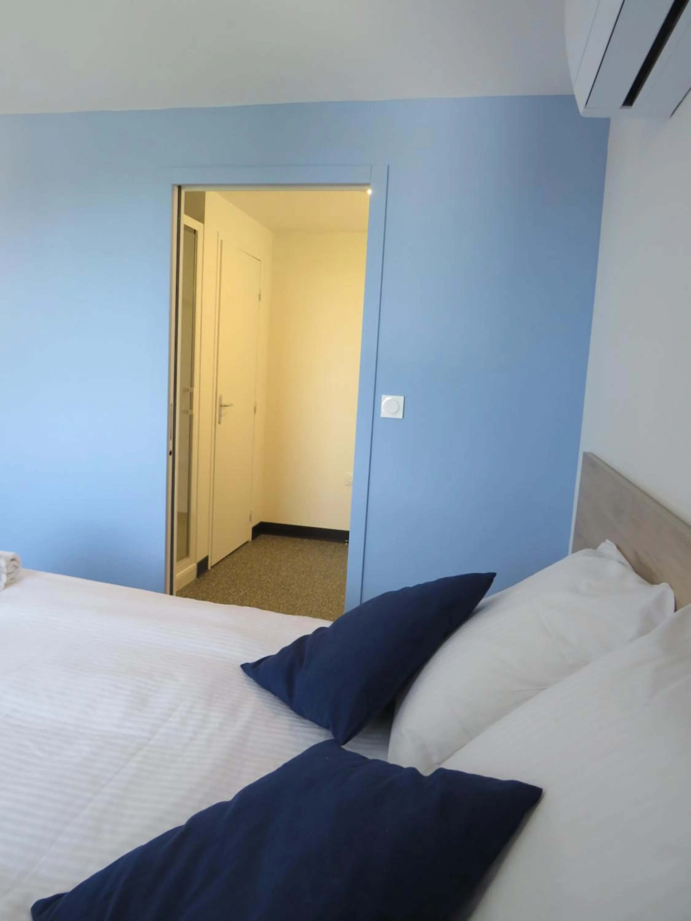 Bed in Hôtel les Jardins de Saulzet