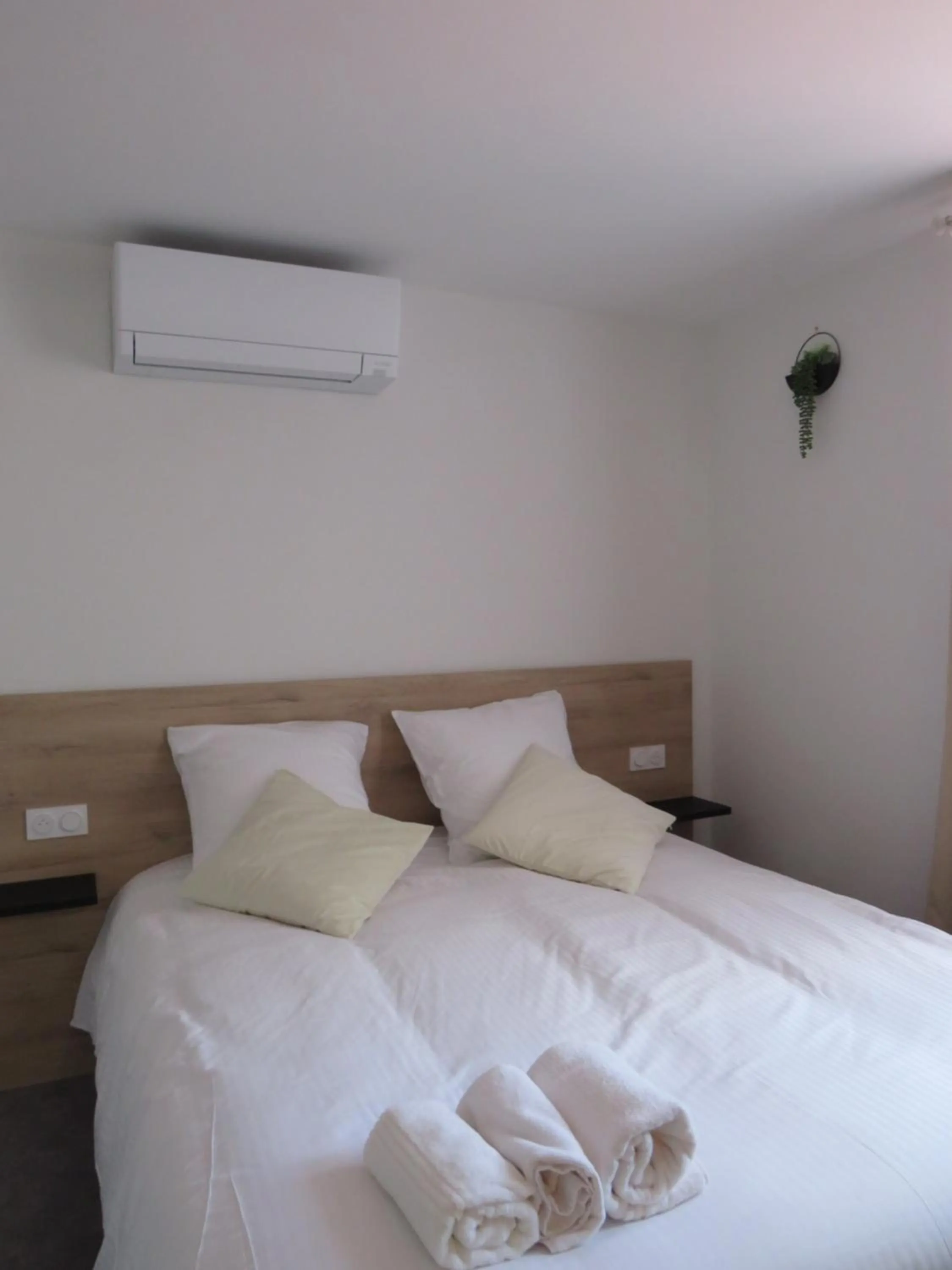 Bed in Hôtel les Jardins de Saulzet