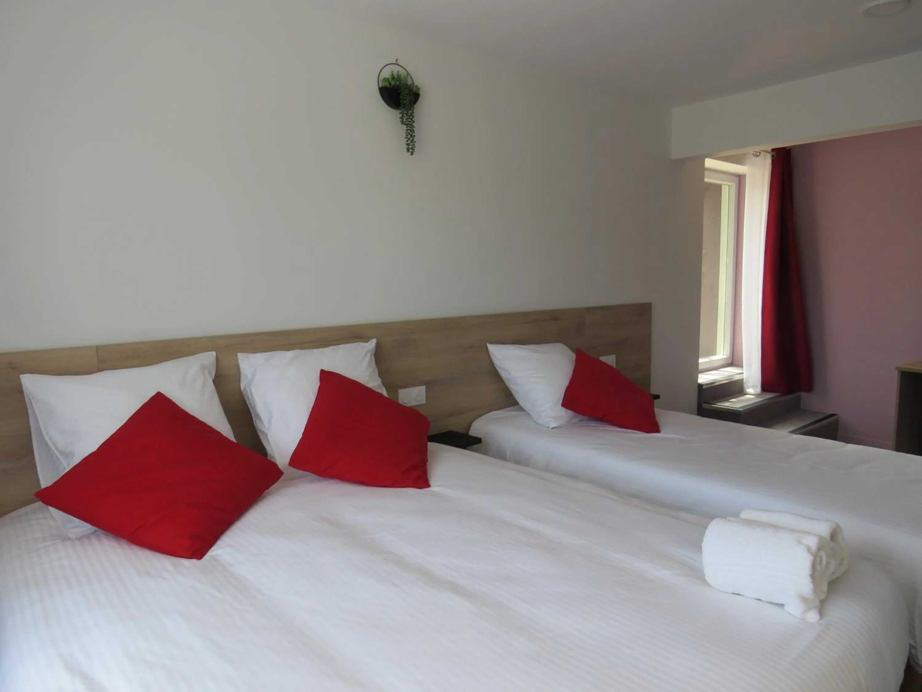 Bed in Hôtel les Jardins de Saulzet