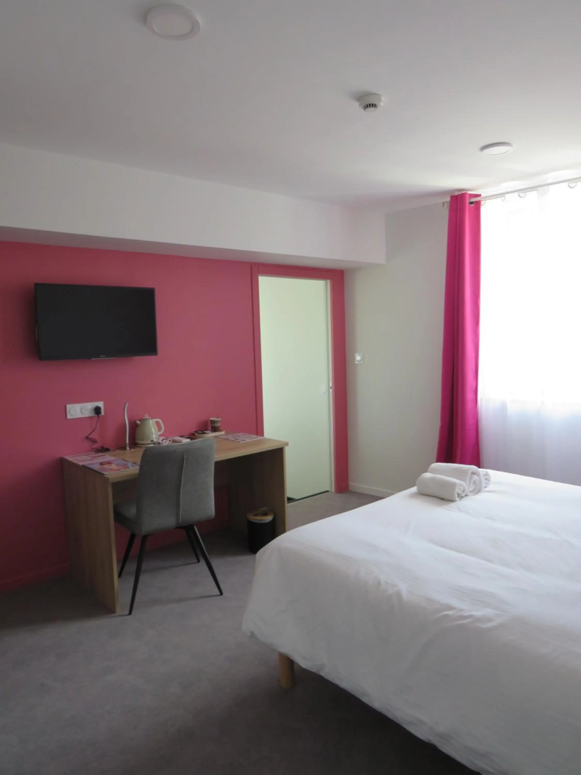 Bed in Hôtel les Jardins de Saulzet