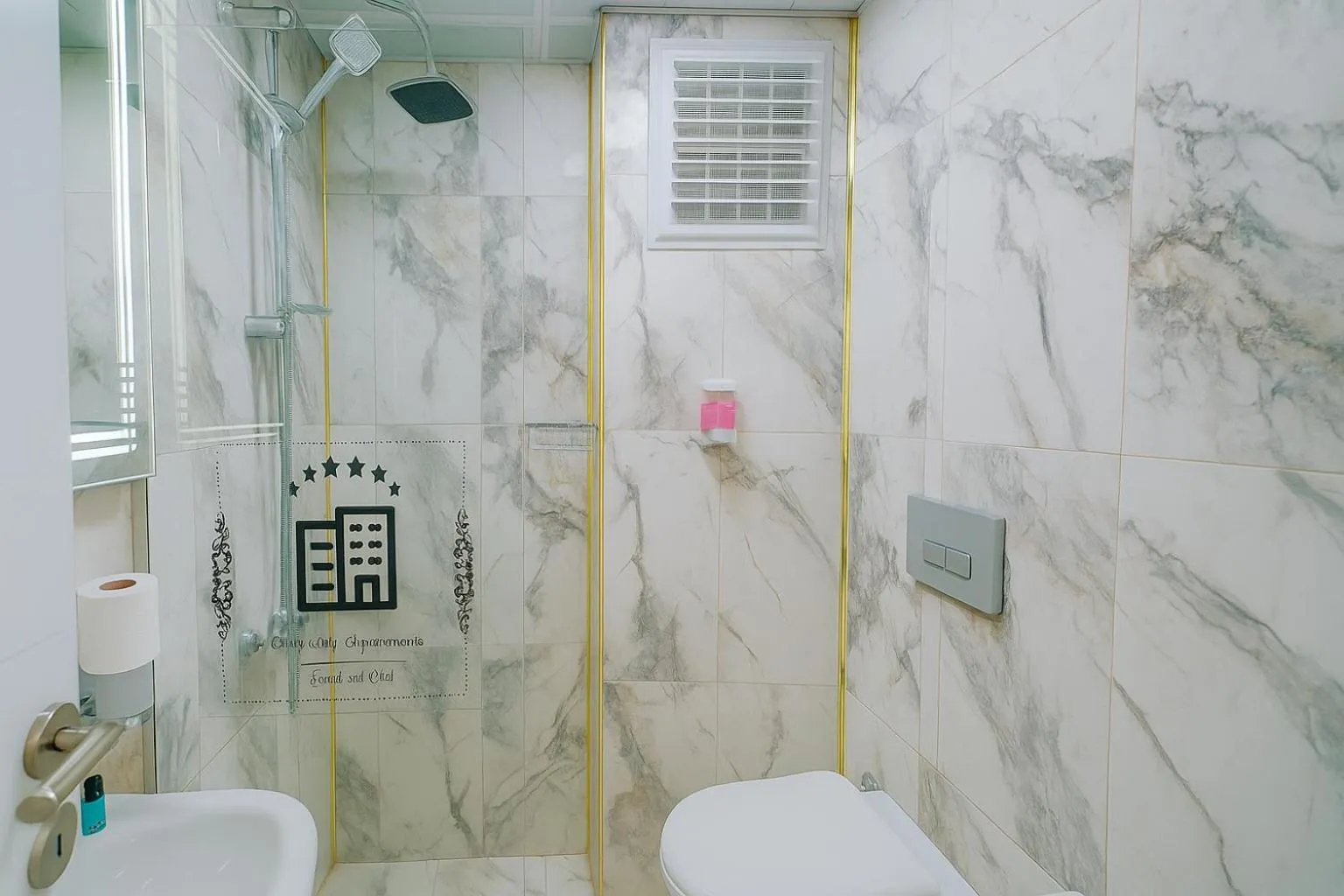 Shower in Ozer Hotel & Apartments