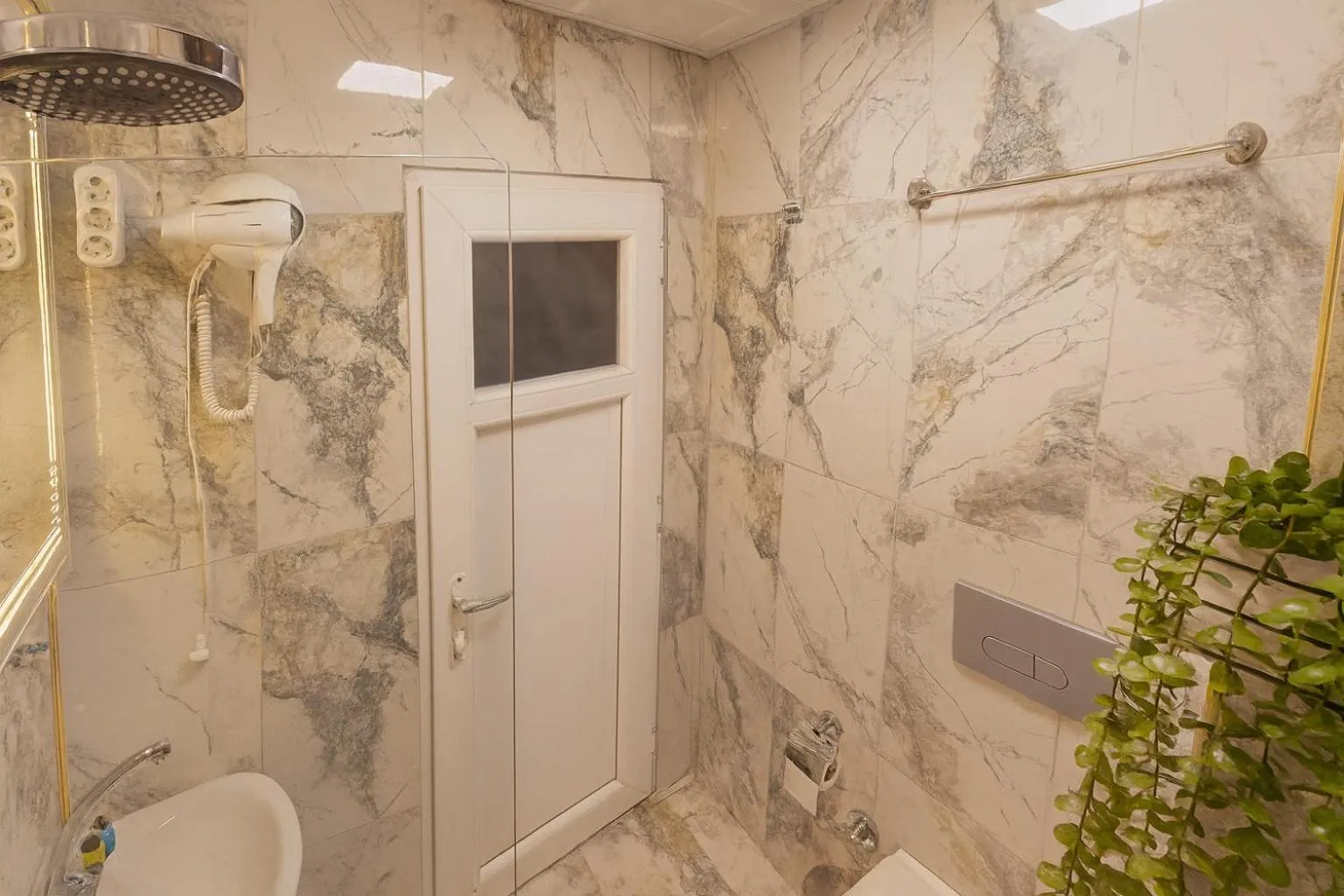 Shower in Ozer Hotel & Apartments