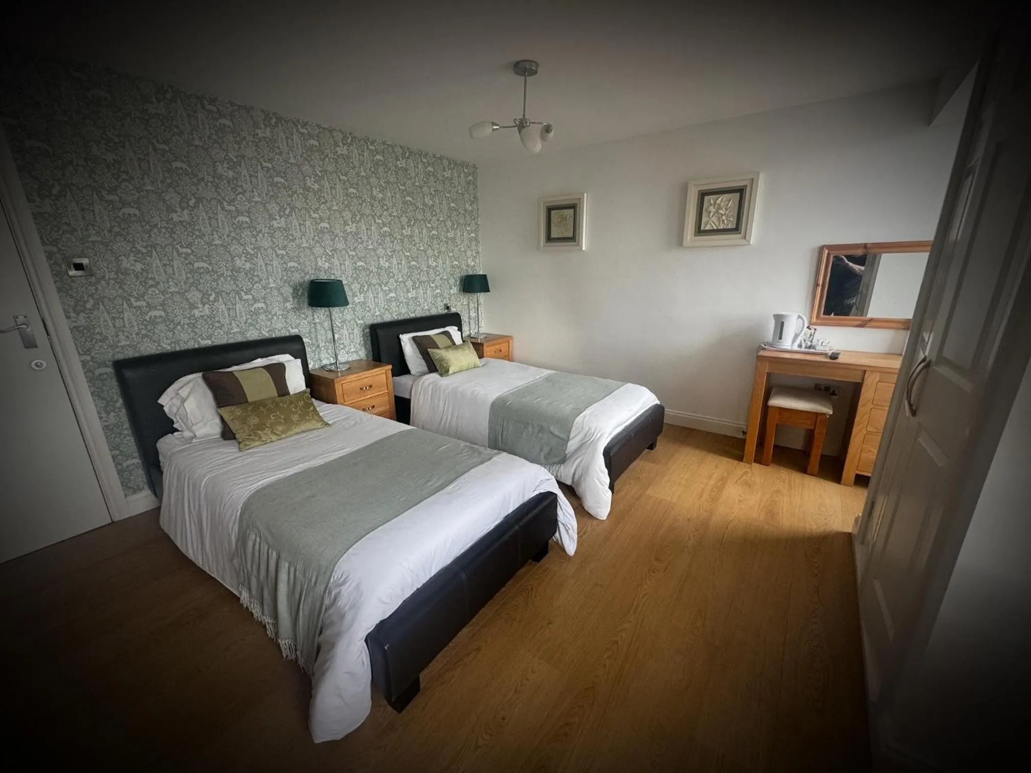 Bed in Ivy By The Sea