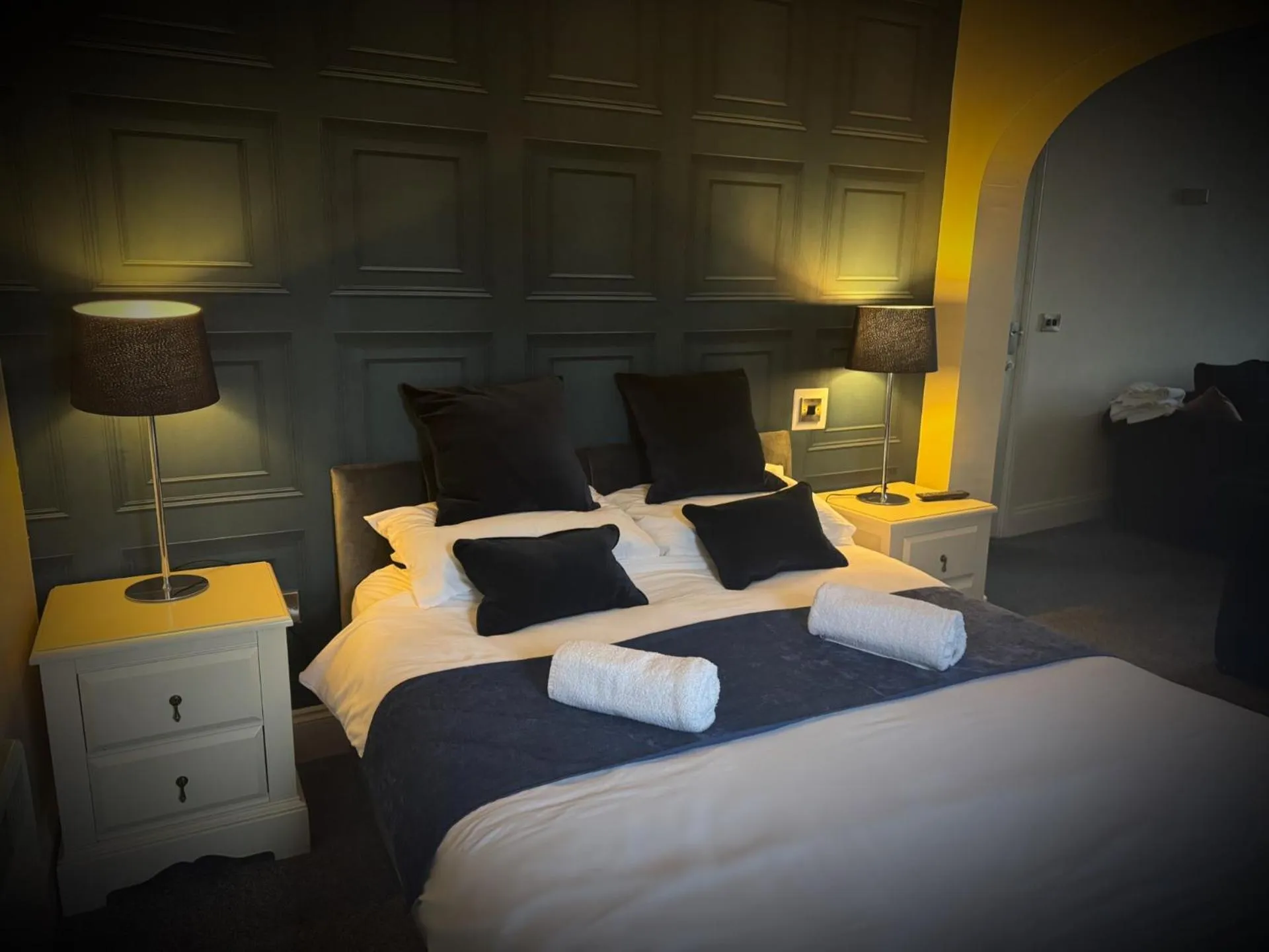 Bed in Ivy By The Sea